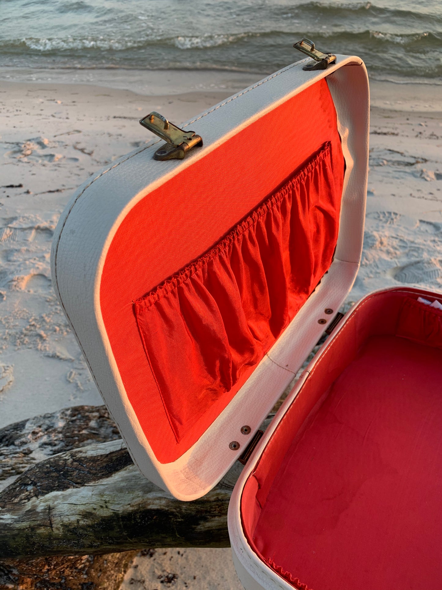 Koffer - Cremefarben mit rotem Innenfutter