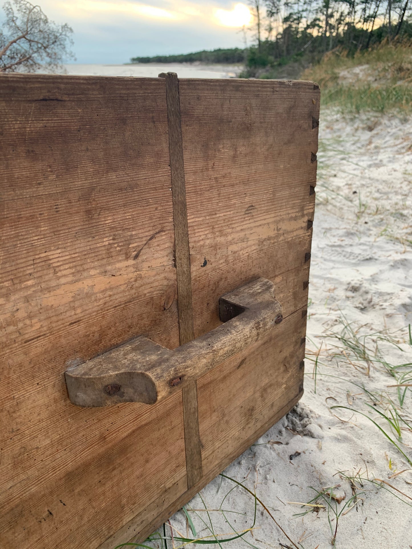 Große schöne Holzkiste mit zwei Griffen