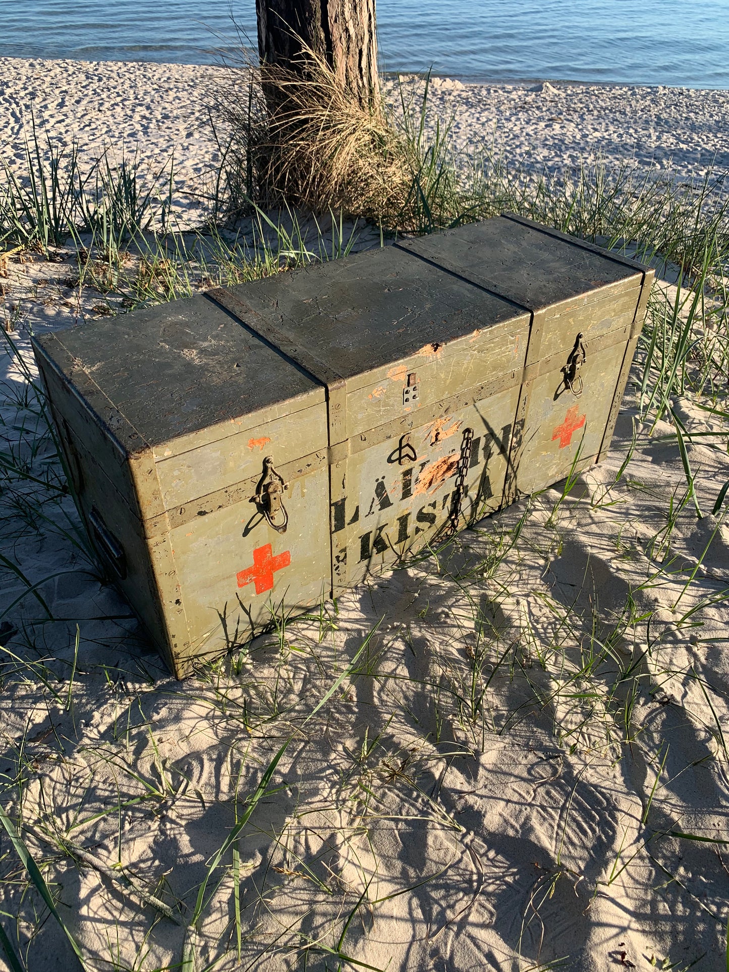 Große rohe Rote-Kreuz-Box mit Deckel