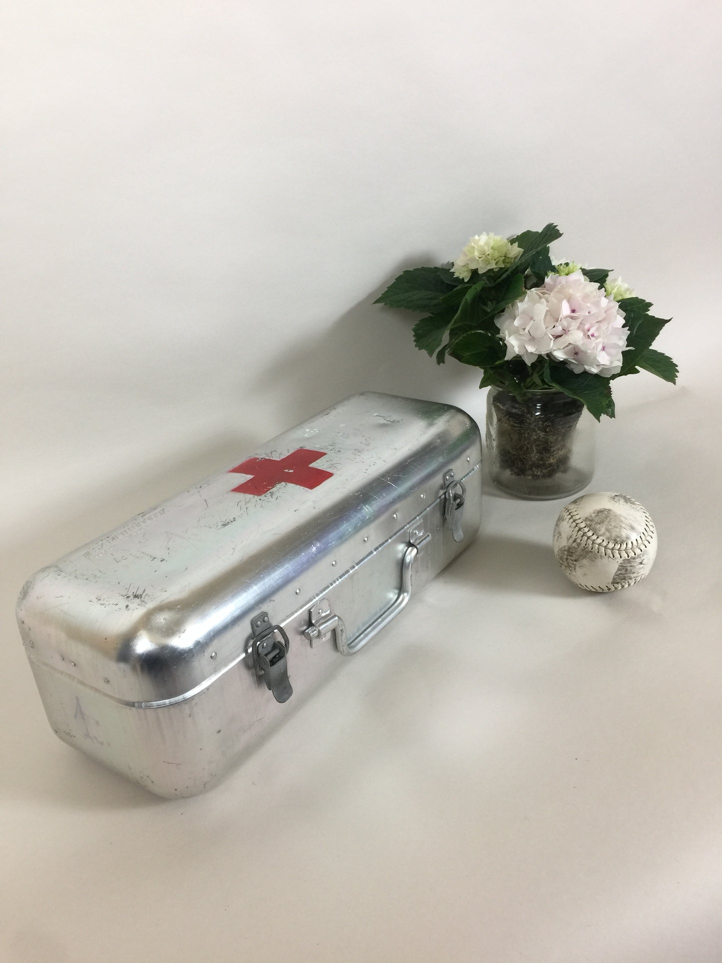 Schönes und grobes Erste-Hilfe-Set vom Roten Kreuz