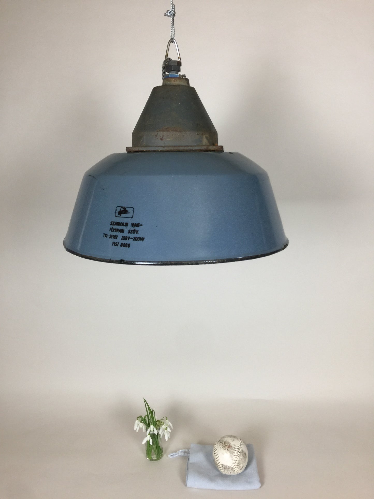 Rohe und industrielle Lampe in schöner blauer Farbe