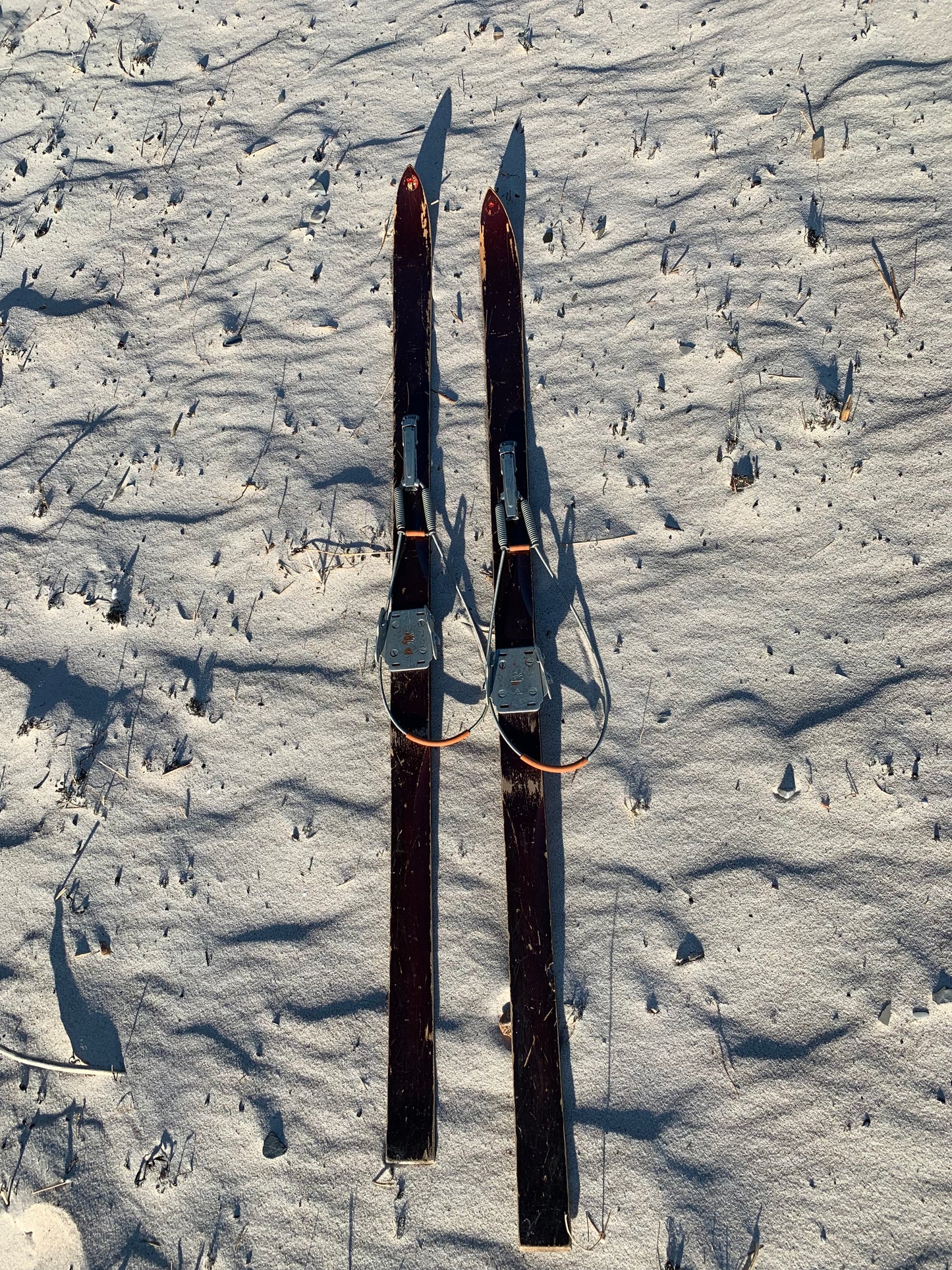 Lustige alte und dekorative Skier