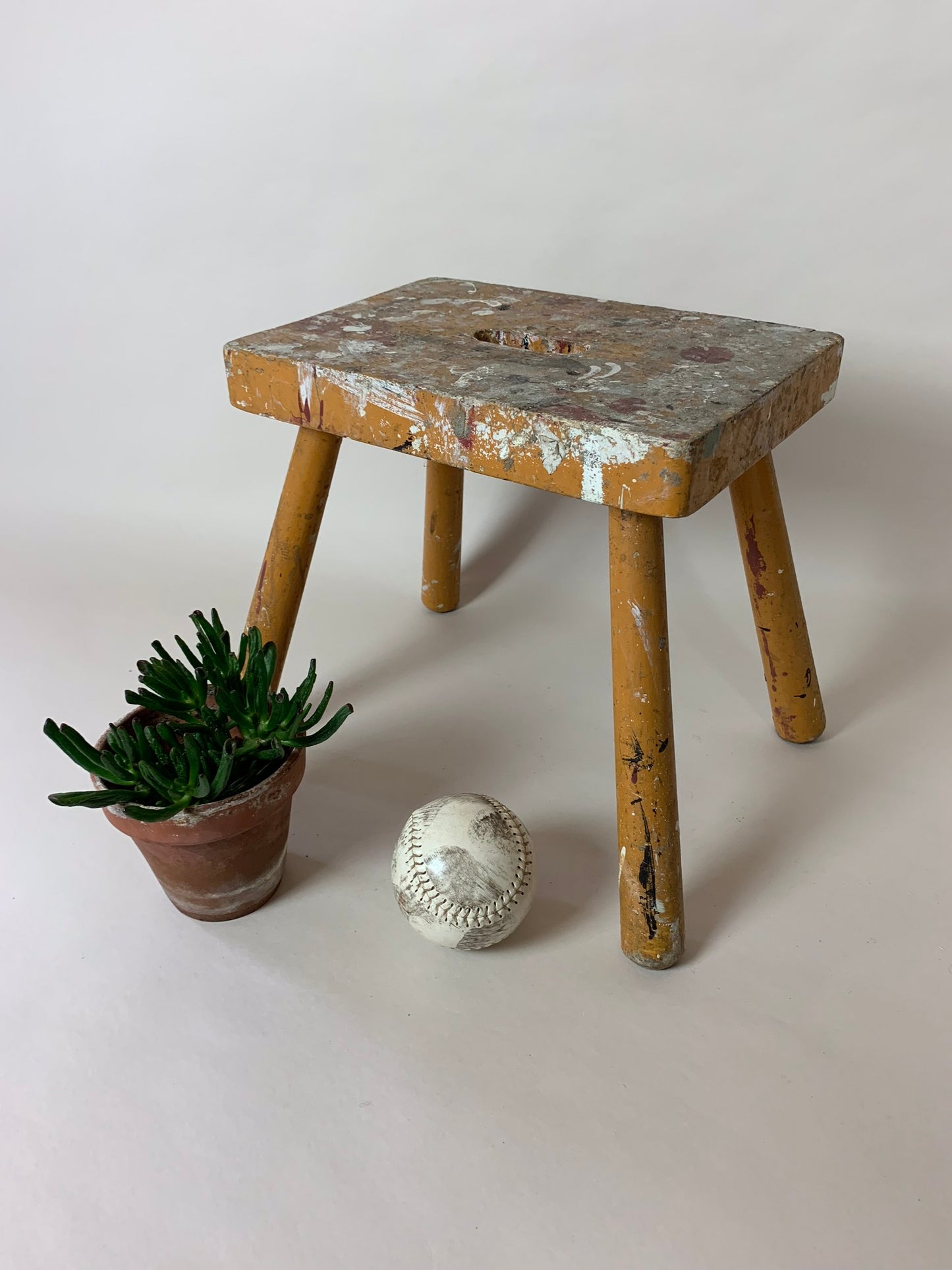 Hocker mit viel Patina