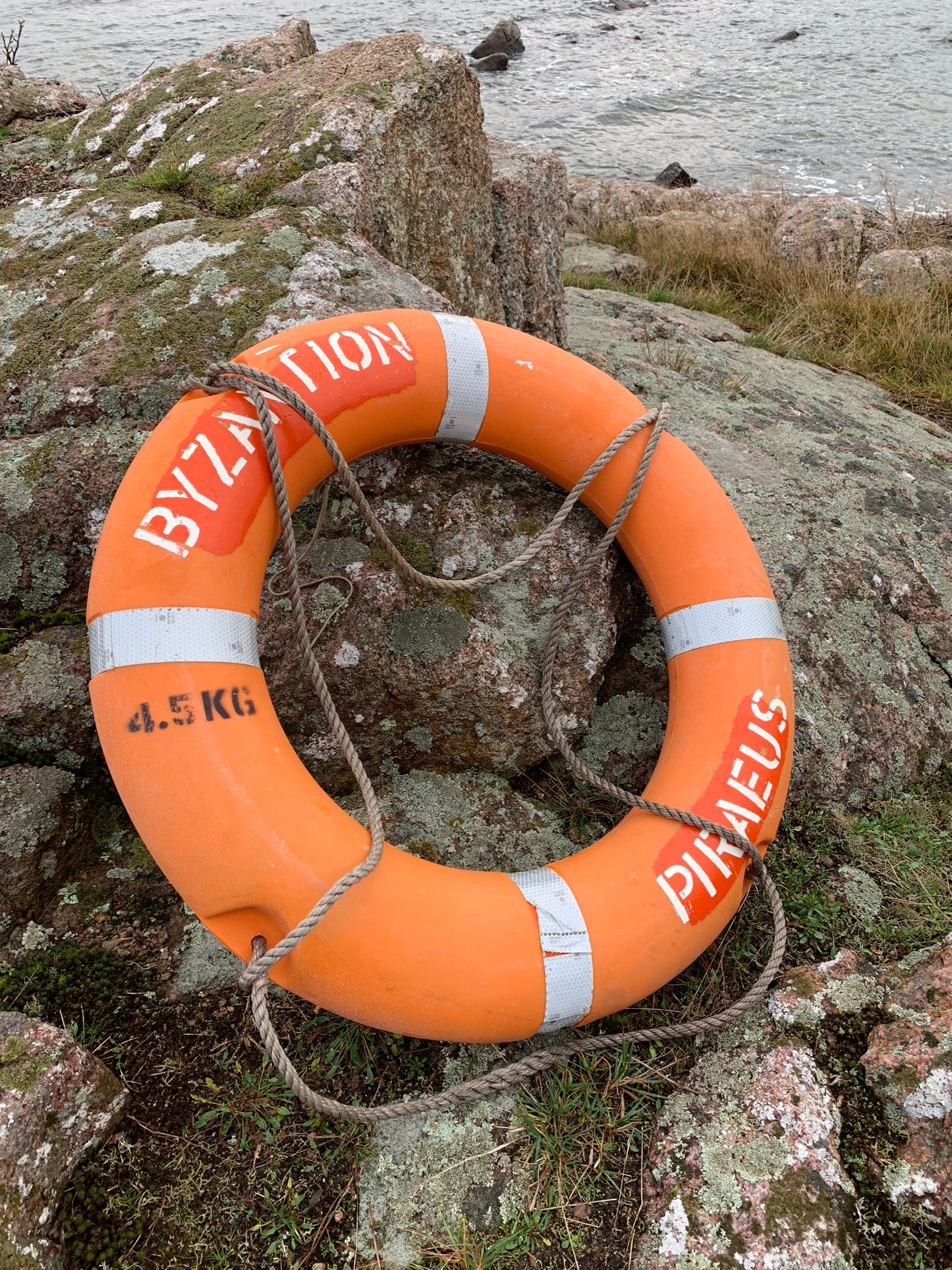 Rettungsring mit Schrift