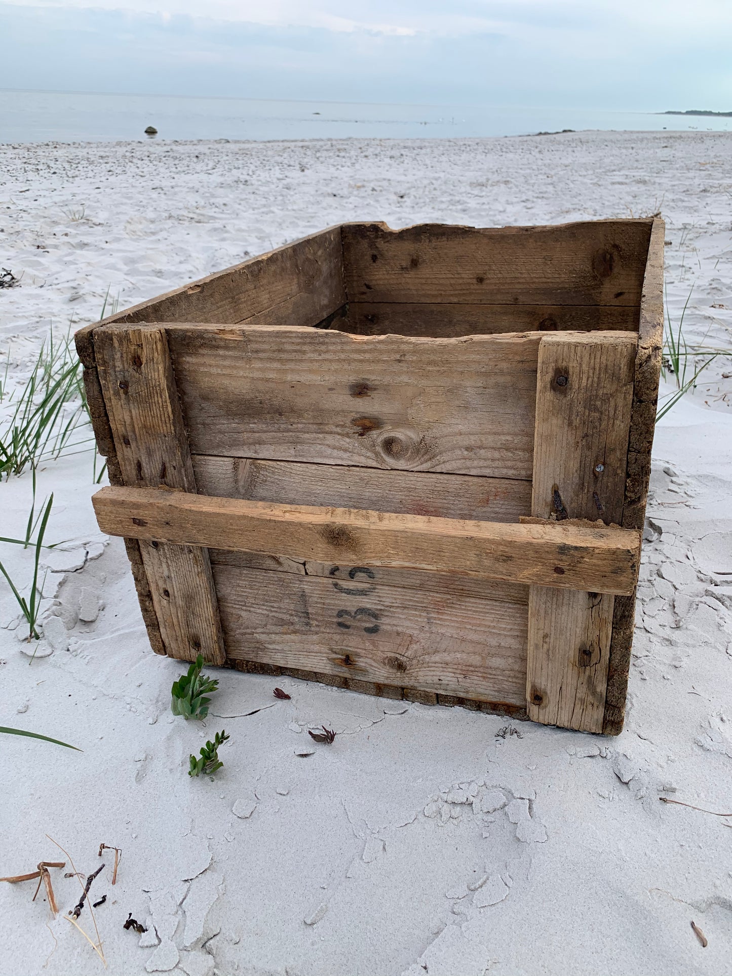 Große Holzkiste mit viel Patina