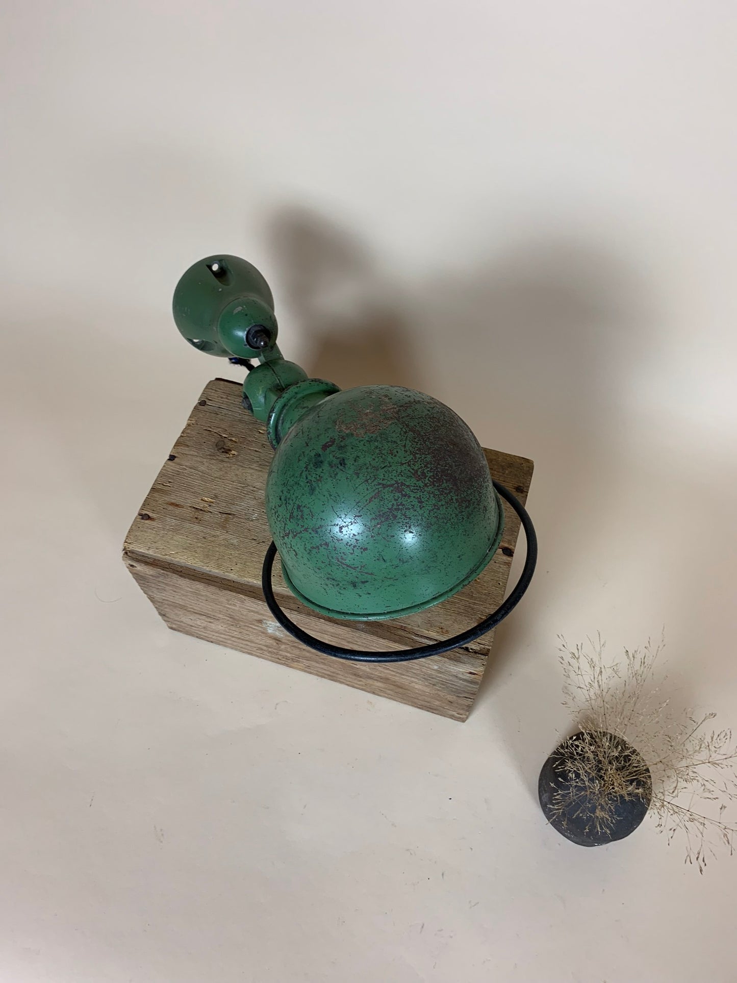 Grüne Jieldé-Lampe mit viel Patina