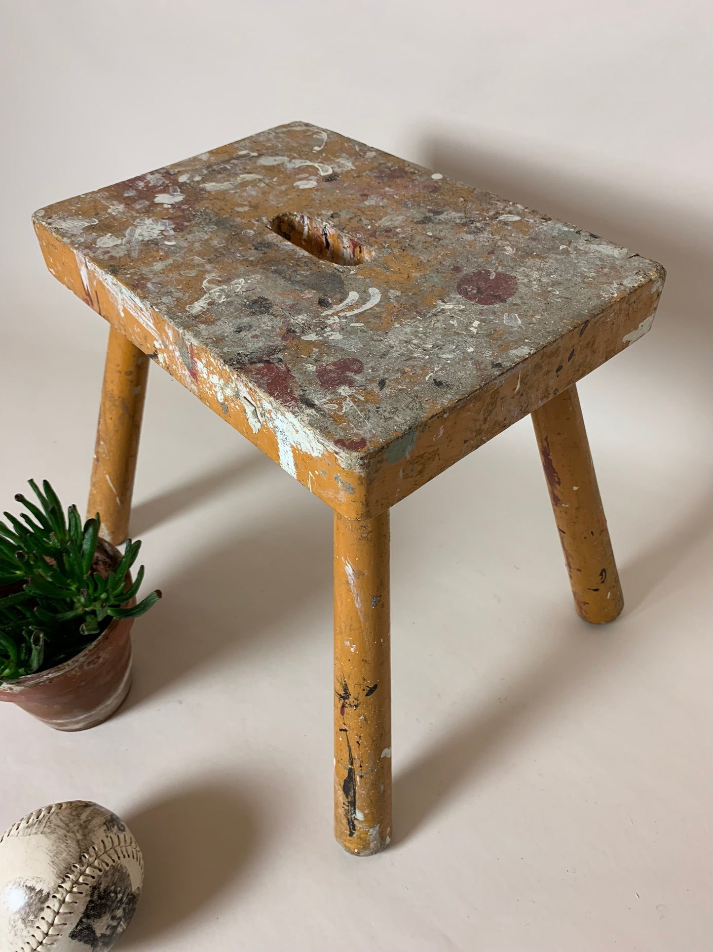 Hocker mit viel Patina