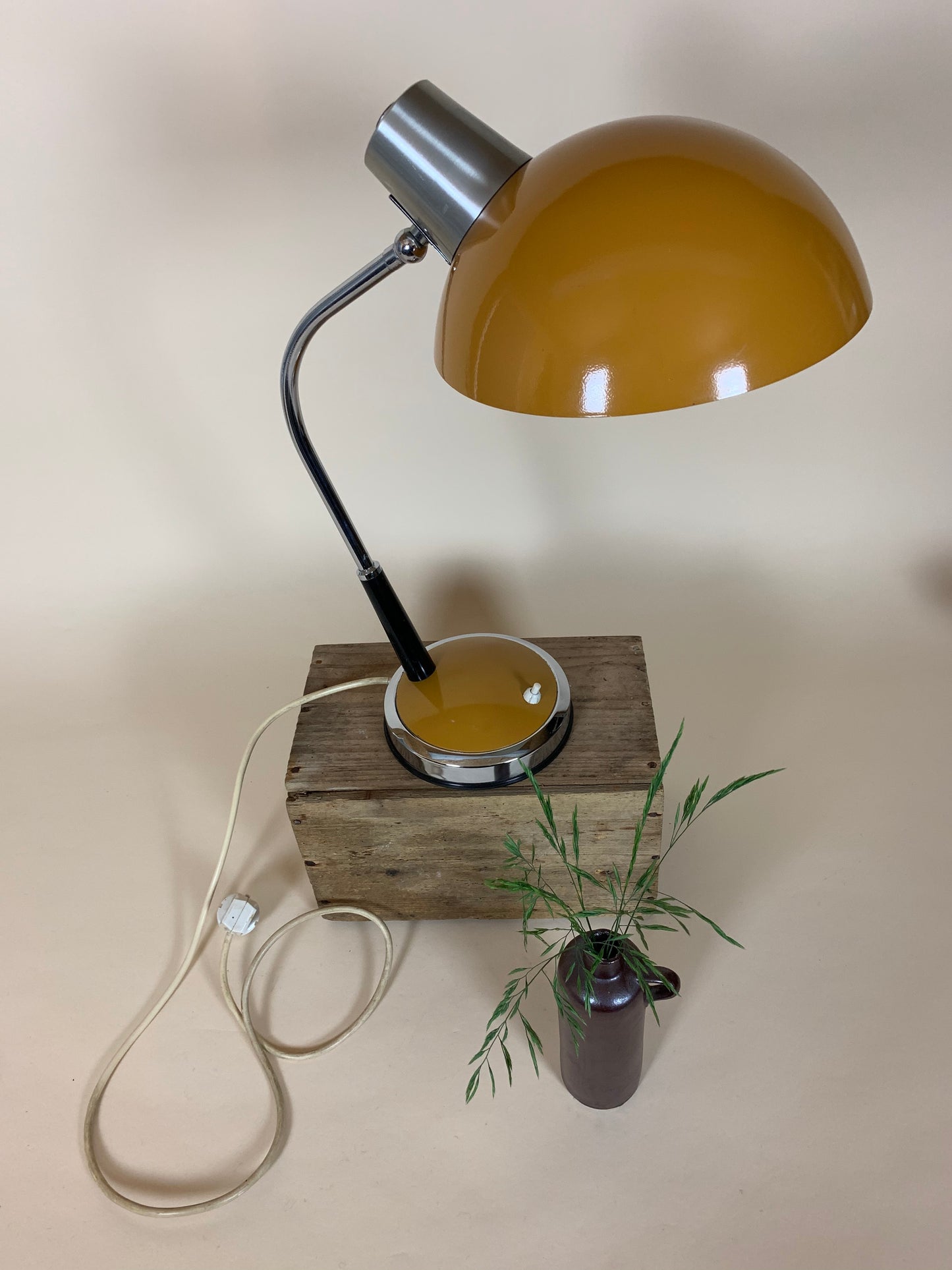 Schöne Retro-Lampe - Curry-Gelb