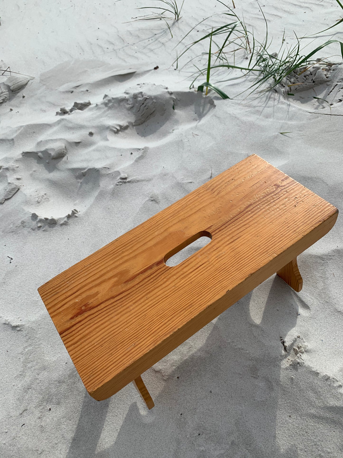 Hocker aus lackiertem Holz