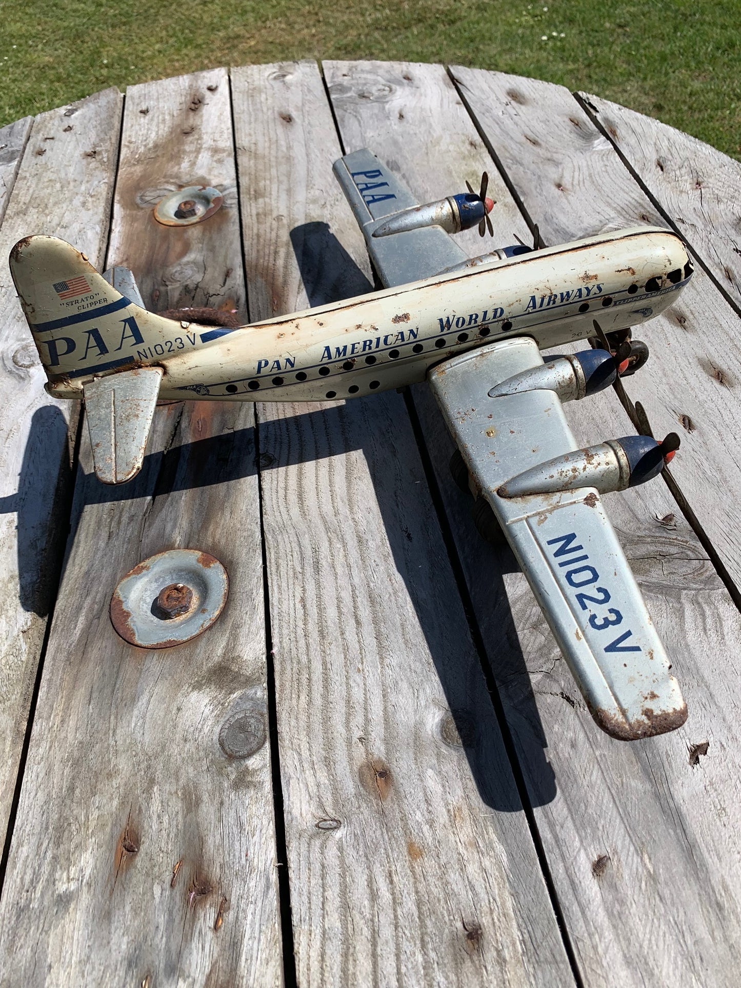Altes Spielzeugflugzeug aus den 1950er Jahren
