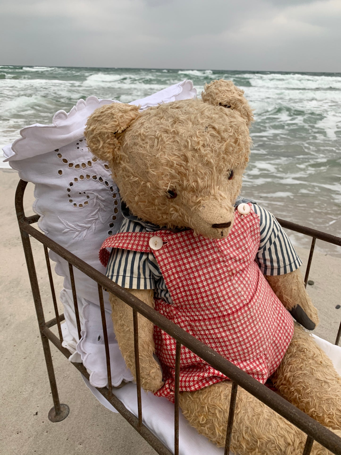 Schöner alter Teddybär mit Bett - aus Frankreich
