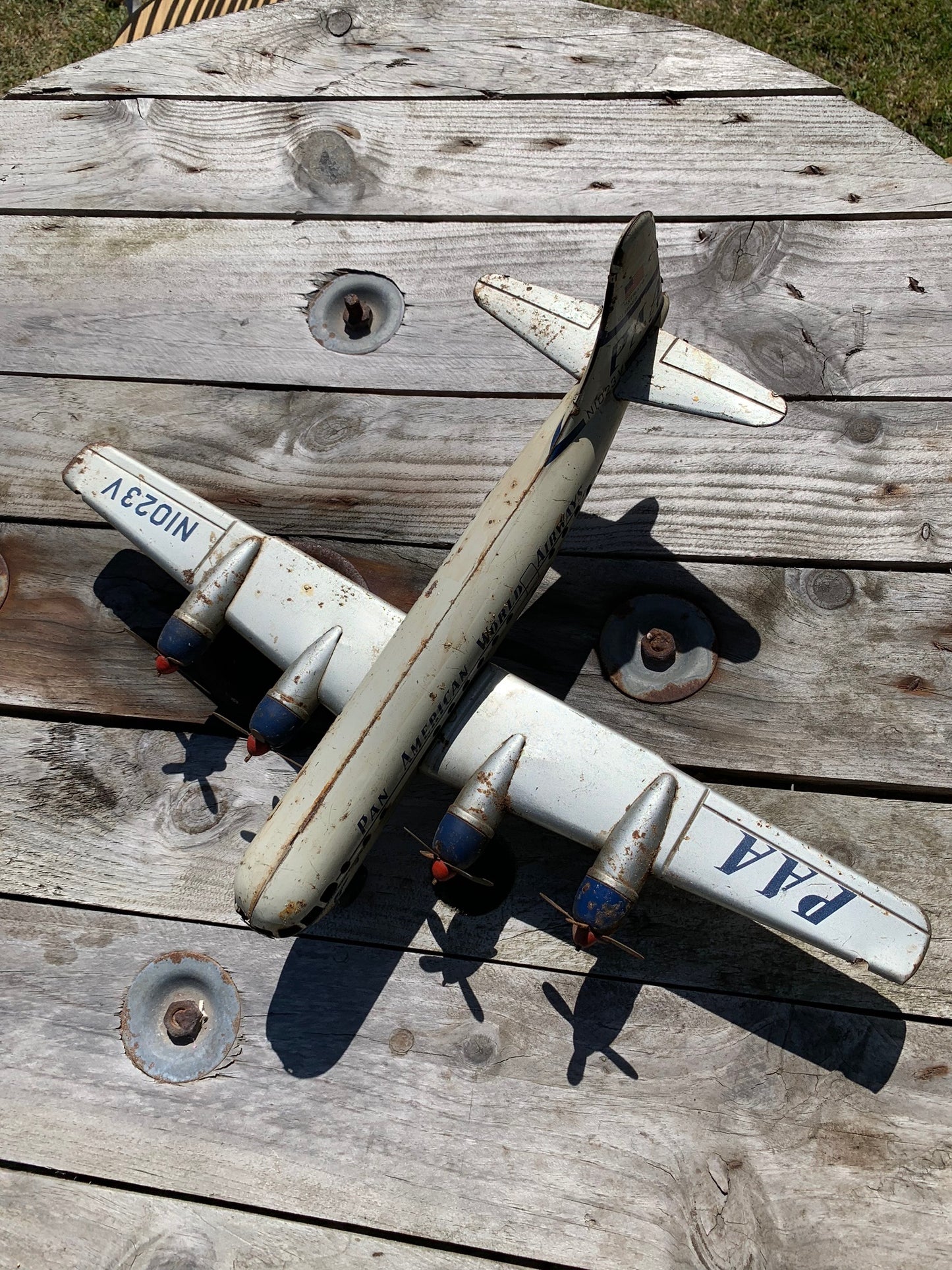 Altes Spielzeugflugzeug aus den 1950er Jahren