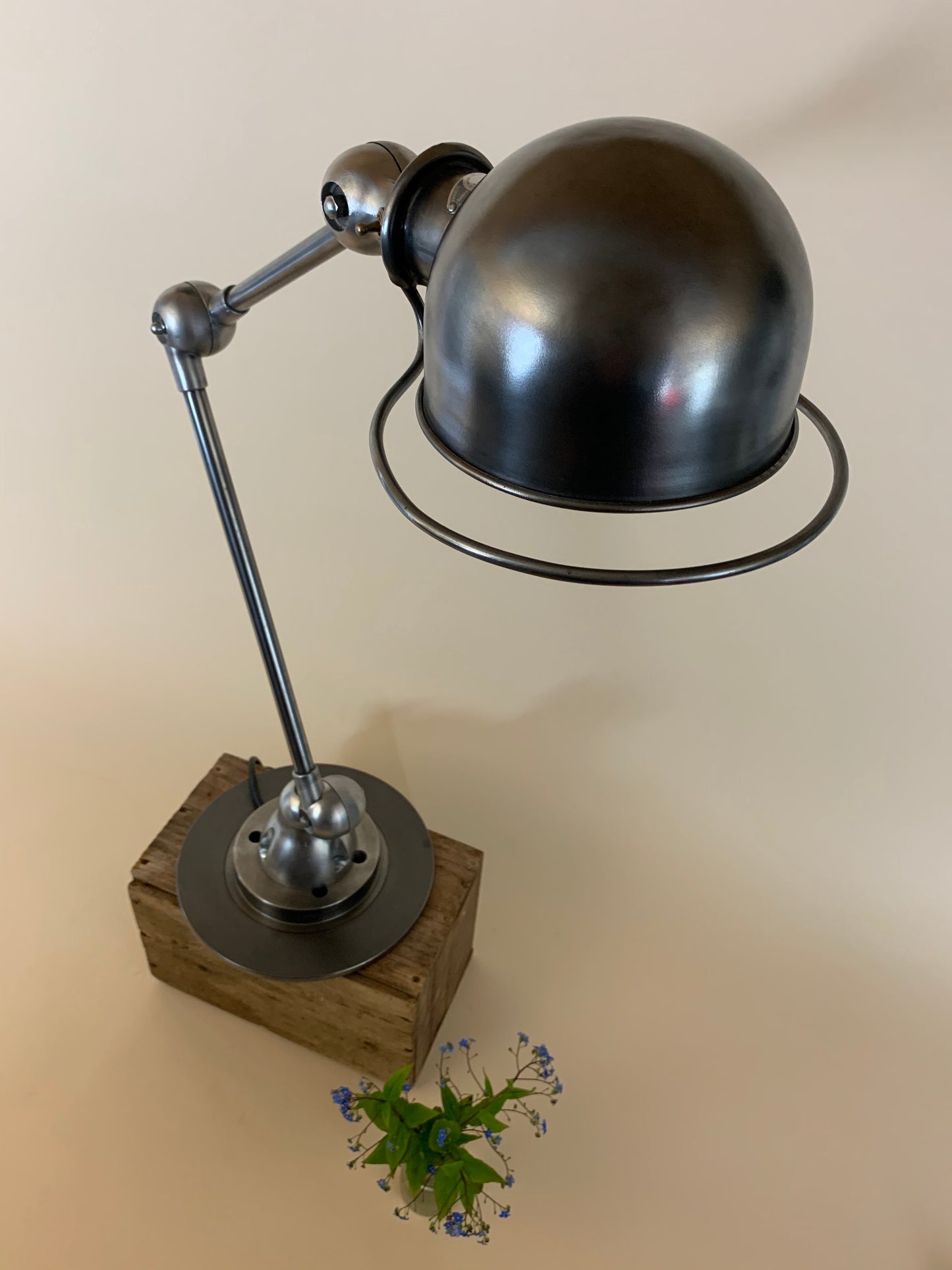 Jieldé Tischlampe mit zwei Armbeinen und Ein-/Ausschalter