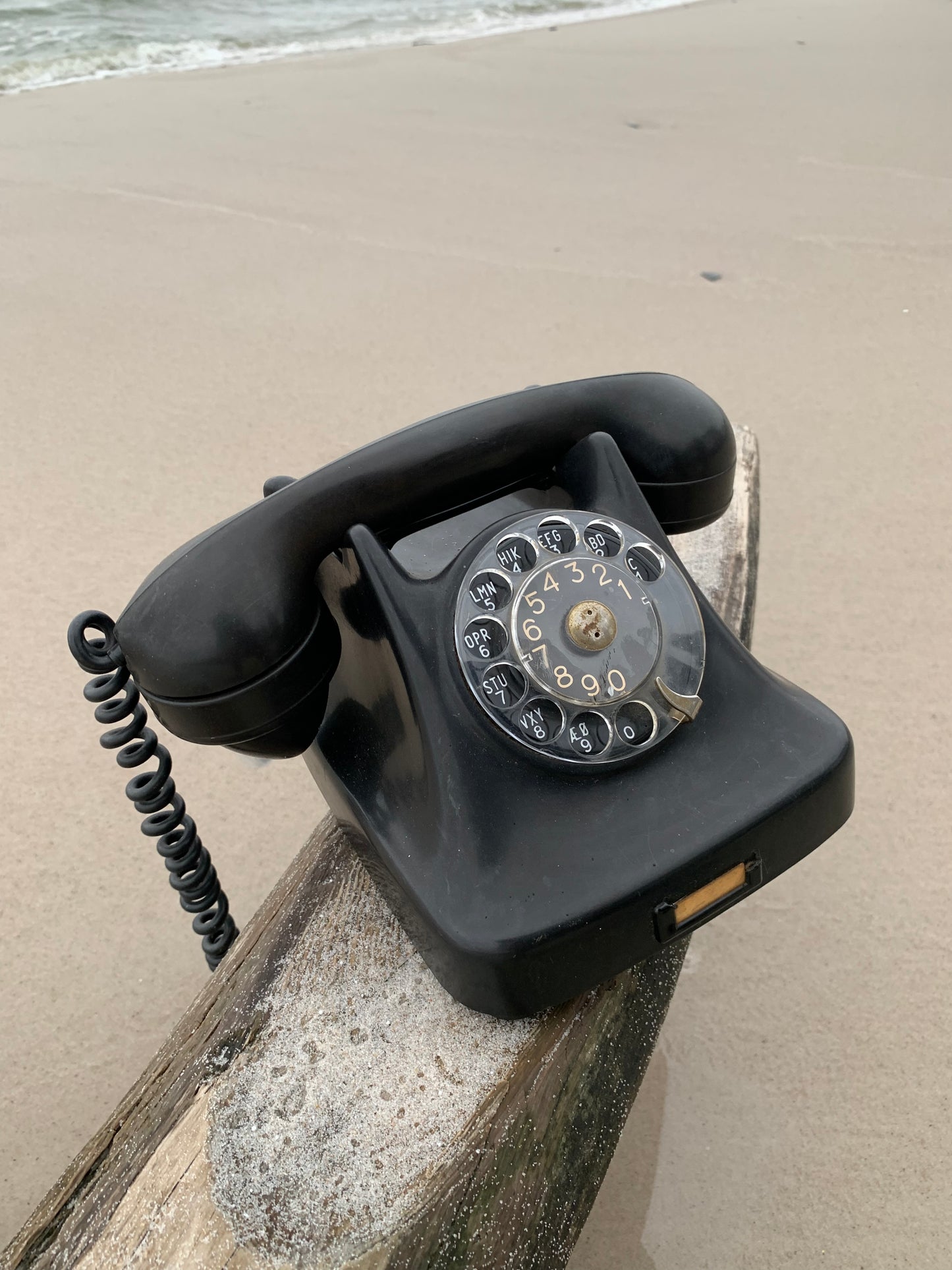 Telefon aus schwarzem Bakelit