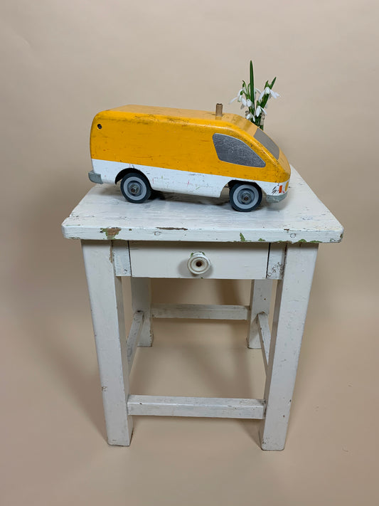 Gelbes Spielzeugauto aus Holz
