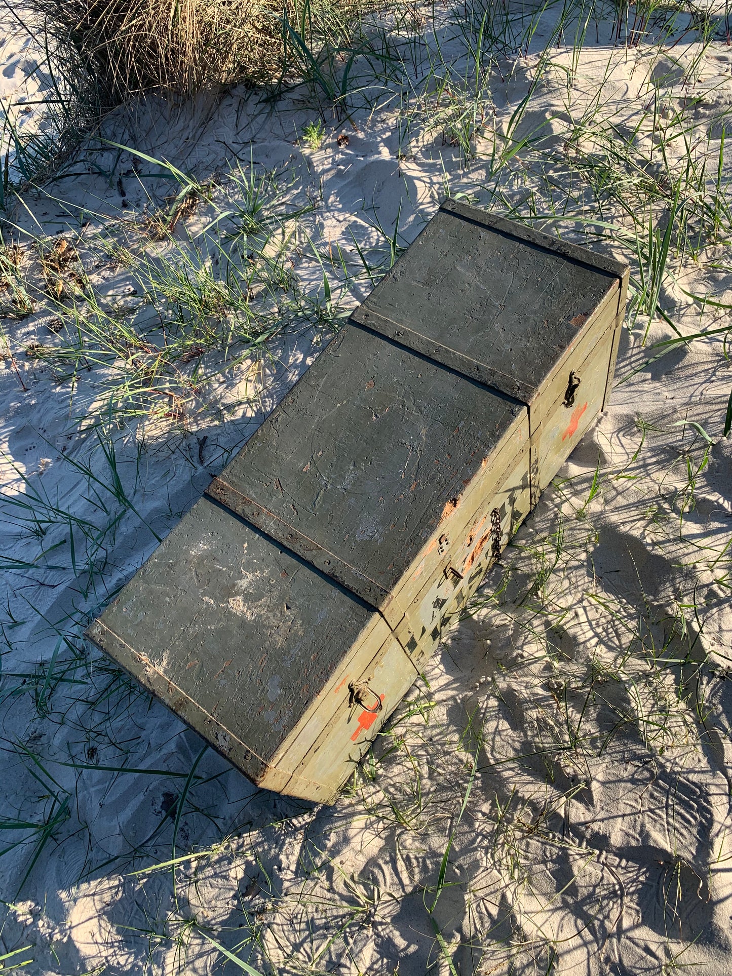 Große rohe Rote-Kreuz-Box mit Deckel