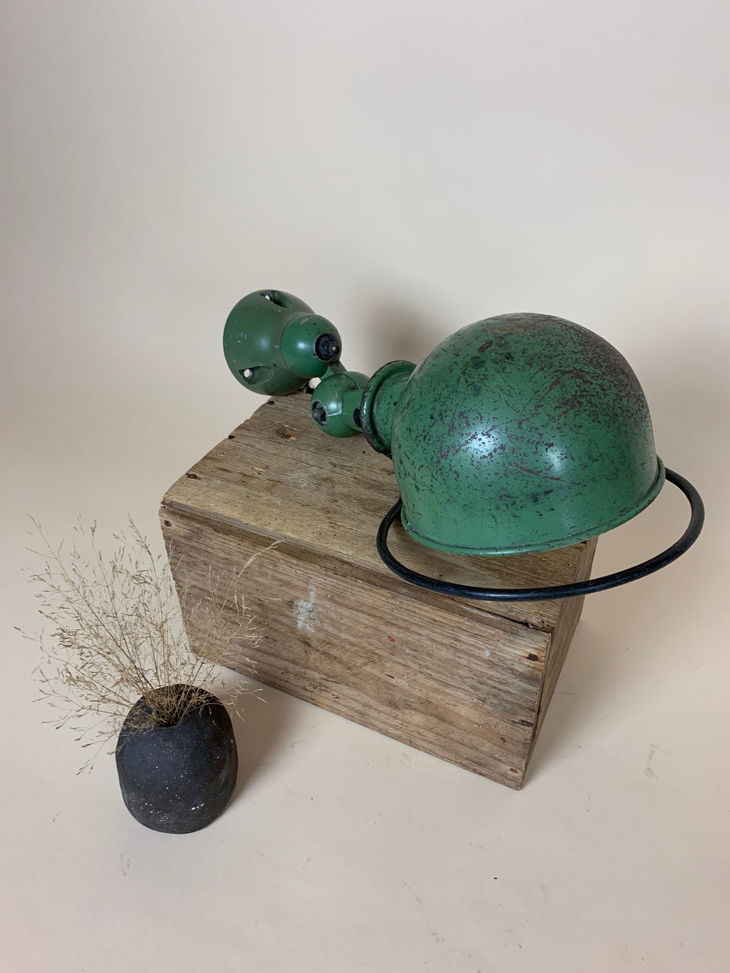 Grüne Jieldé-Lampe mit viel Patina