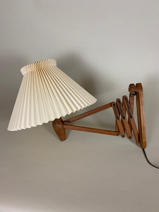 Saxe-Lampe mit Le Klint-Schirm
