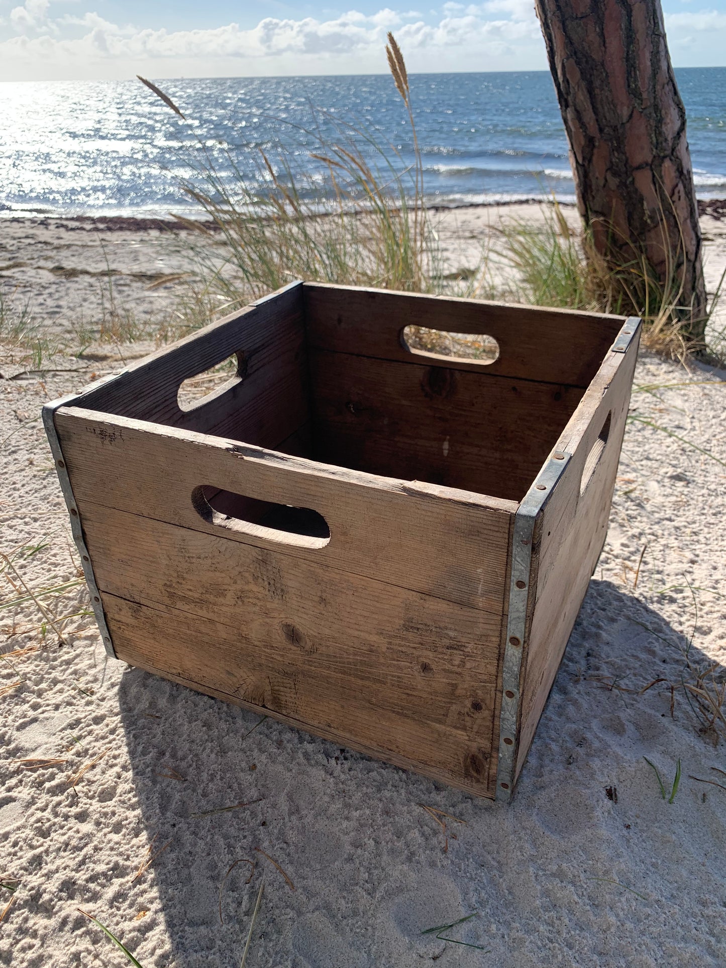 Holzkiste mit schönen Details aus Metall