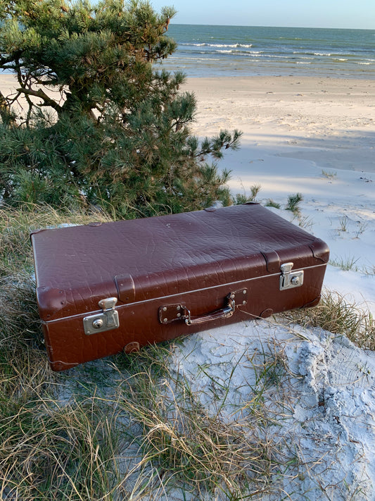 Großer brauner Koffer