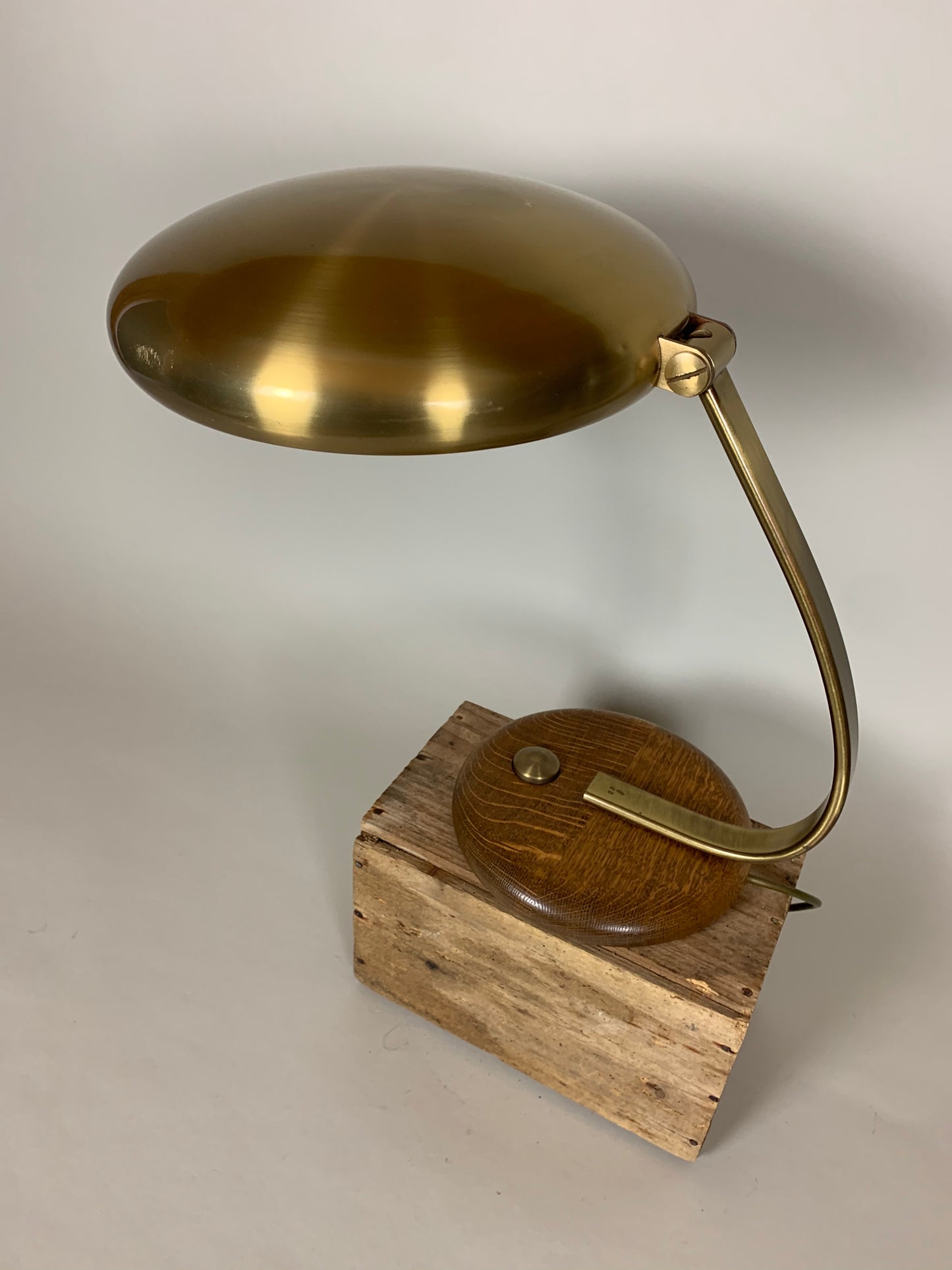 Vintage Lampe aus Messing mit Sockel aus Eiche