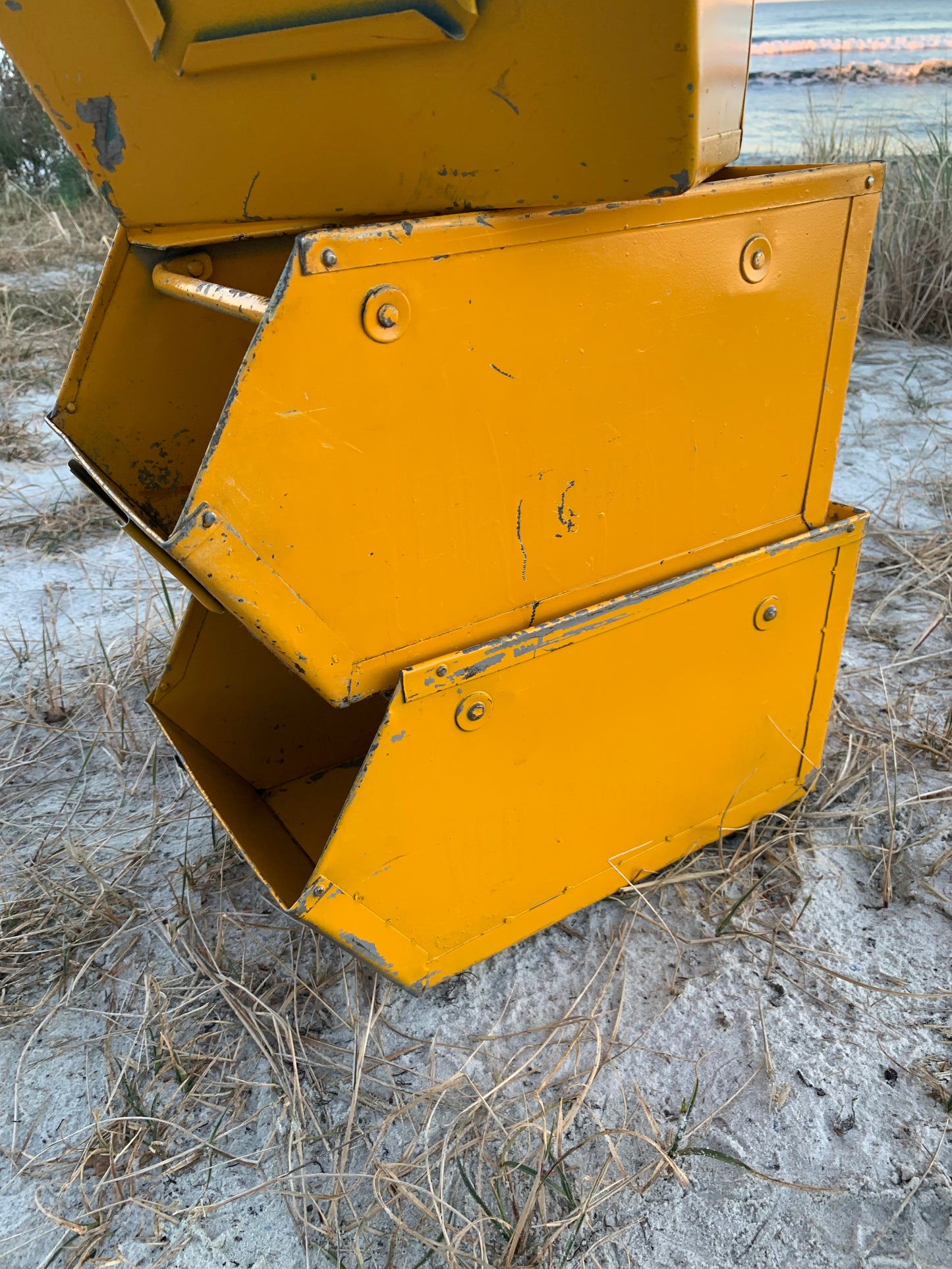Gelbe stapelbare Metallbox