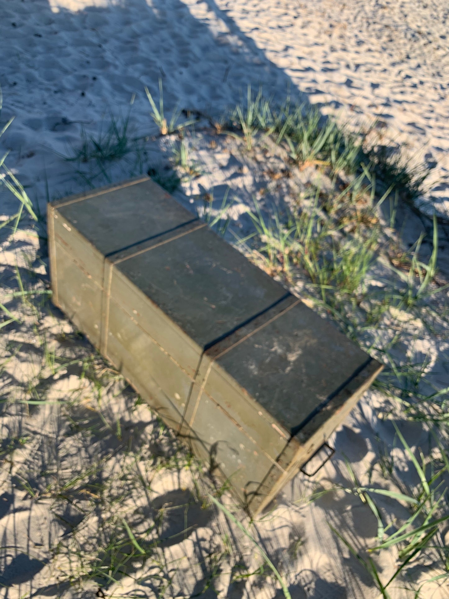 Große rohe Rote-Kreuz-Box mit Deckel