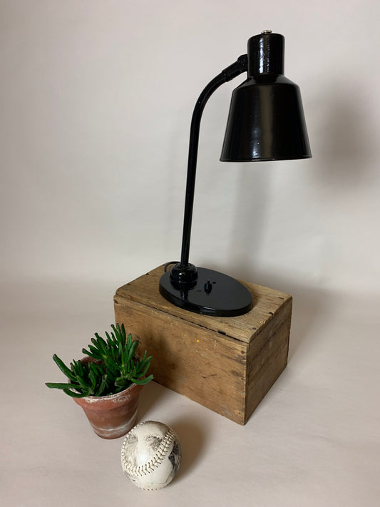 Schöne schwarze Vintage-Lampe