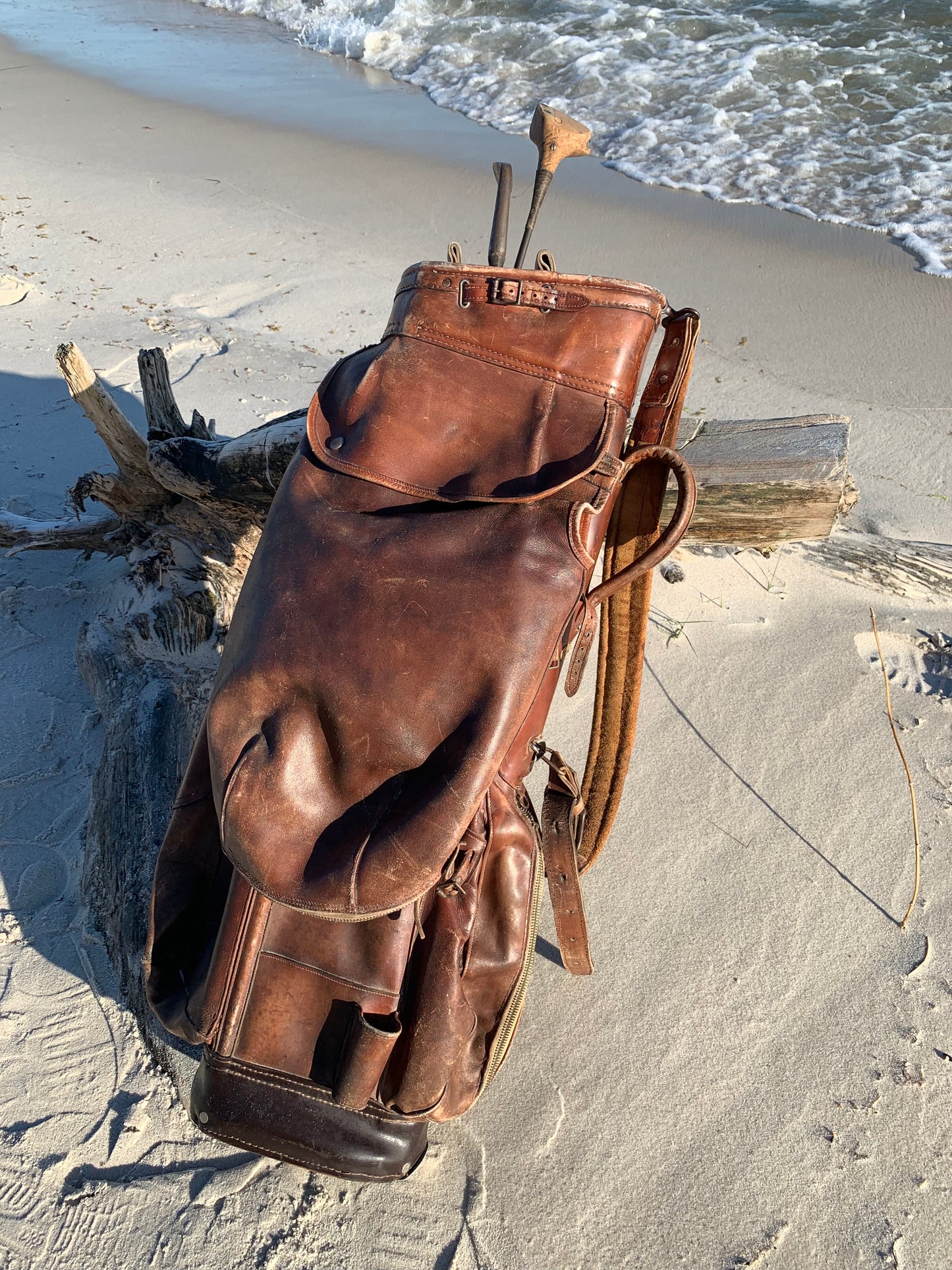 Alte Golftasche aus Leder mit zwei alten Schlägern