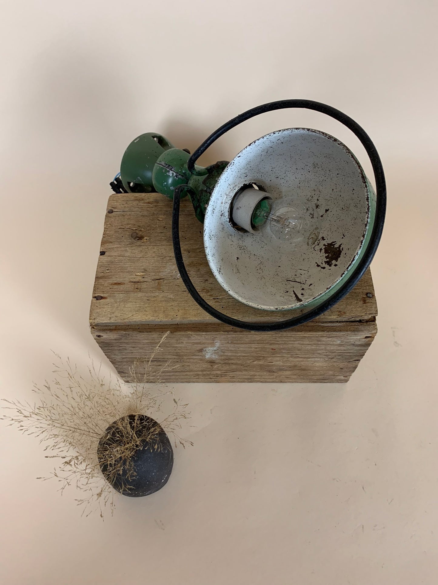 Grüne Jieldé-Lampe mit viel Patina