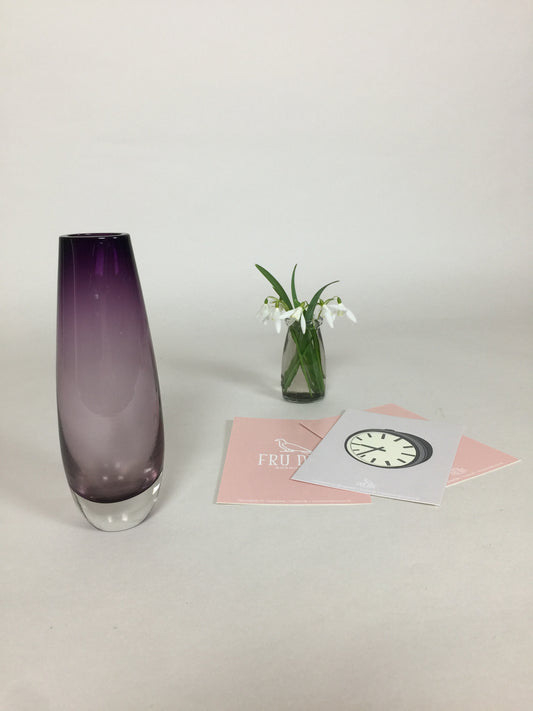 Schöne Vase aus farbigem Glas