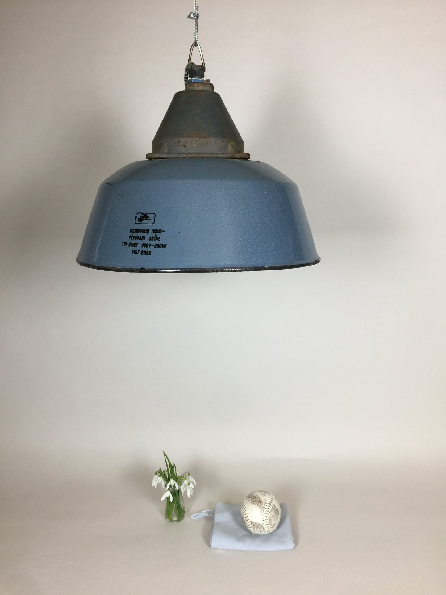 Rohe und industrielle Lampe in schöner blauer Farbe