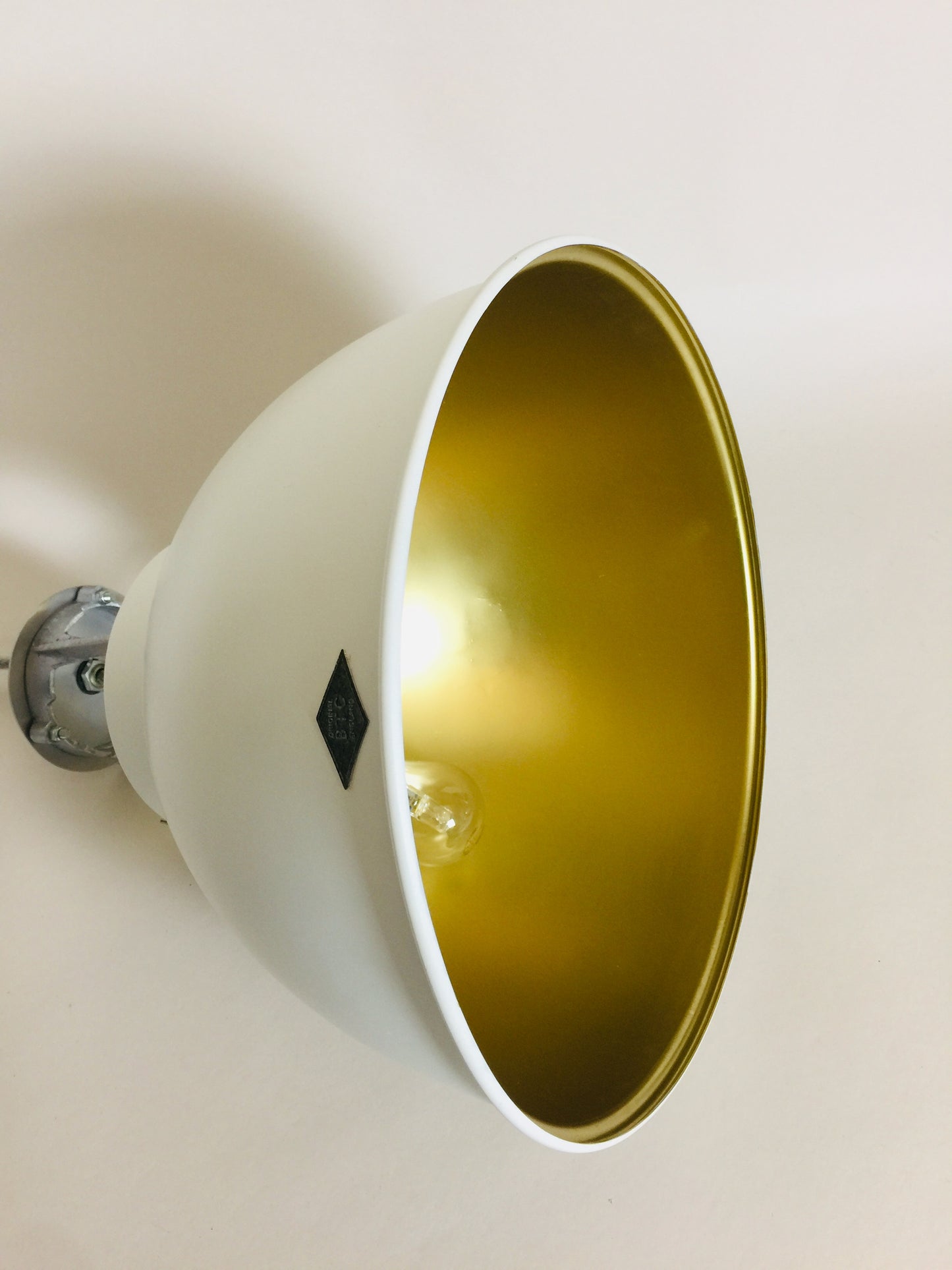 BTC-Lampe weiß mit Gold - Titan