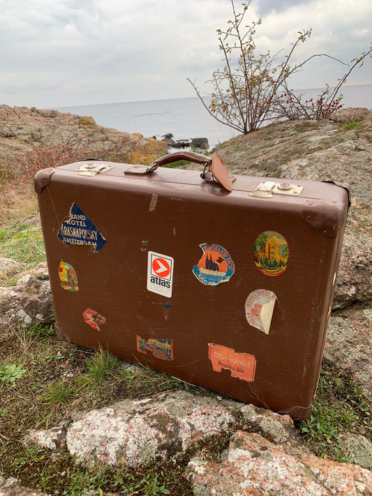 Koffer mit dekorativen Aufklebern