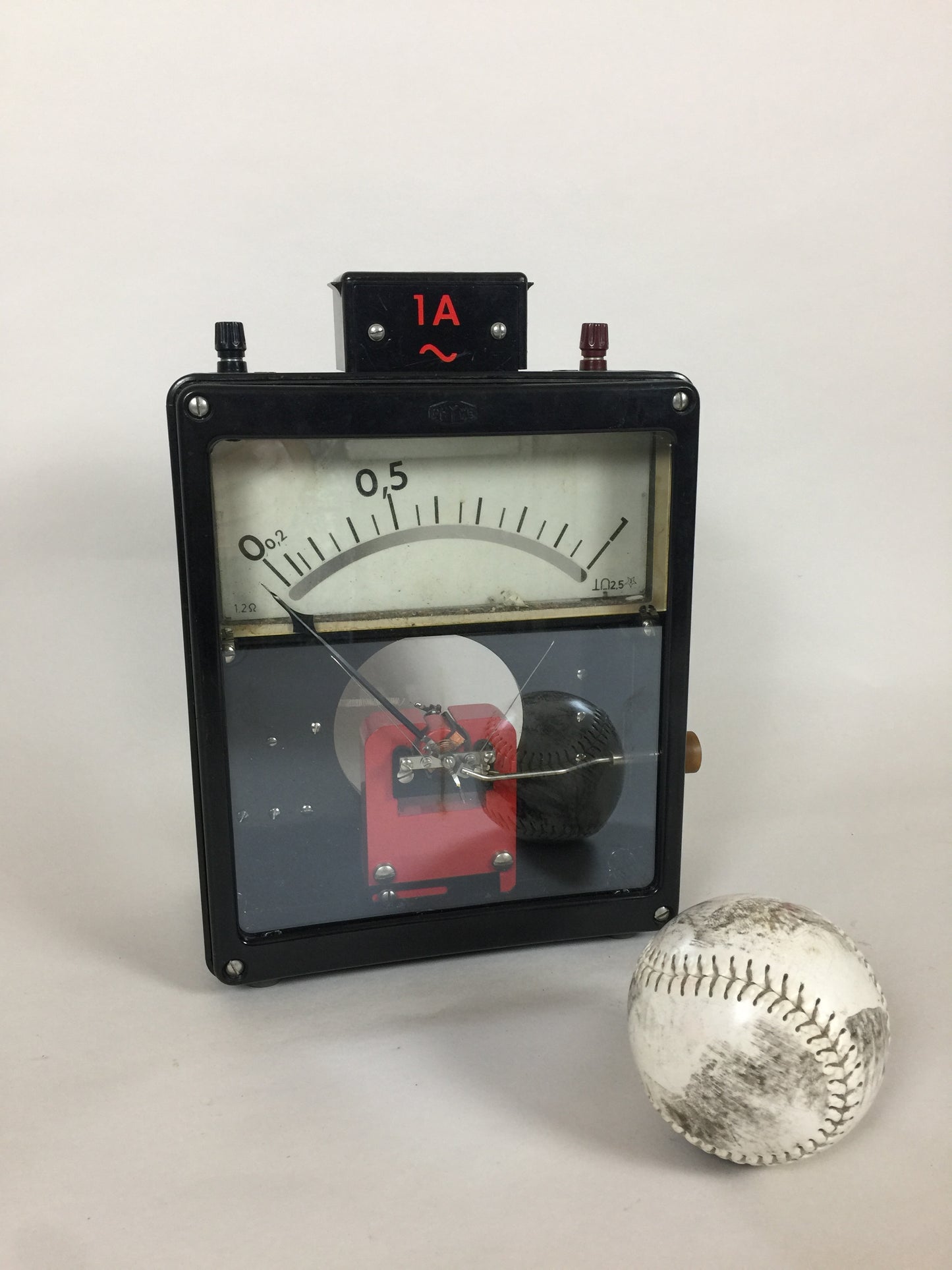 Rohes und dekoratives Voltmeter