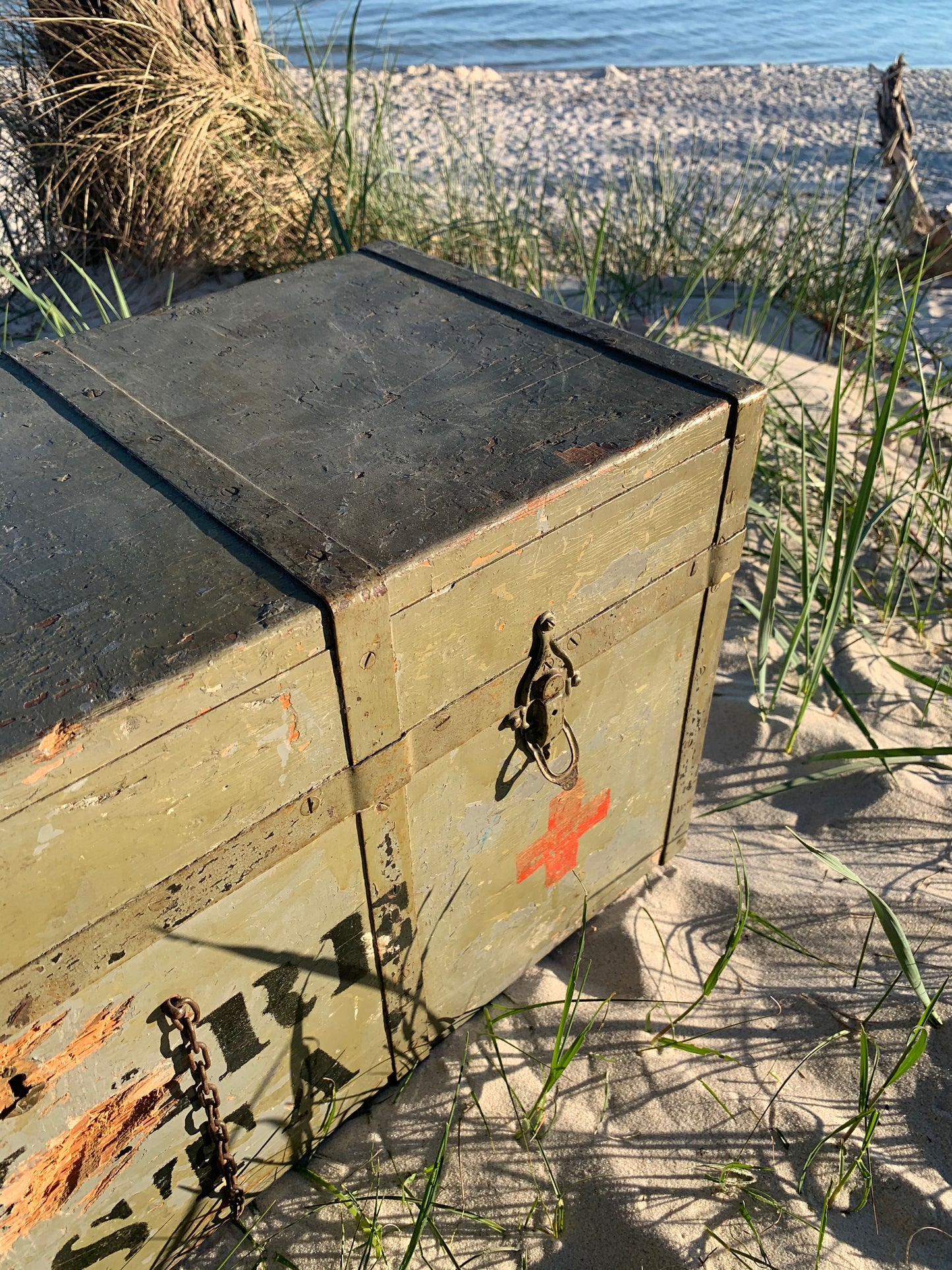 Große rohe Rote-Kreuz-Box mit Deckel