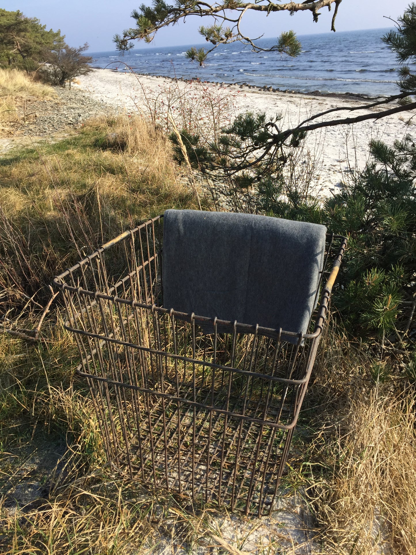 Schöner alter Drahtkorb aus Metall