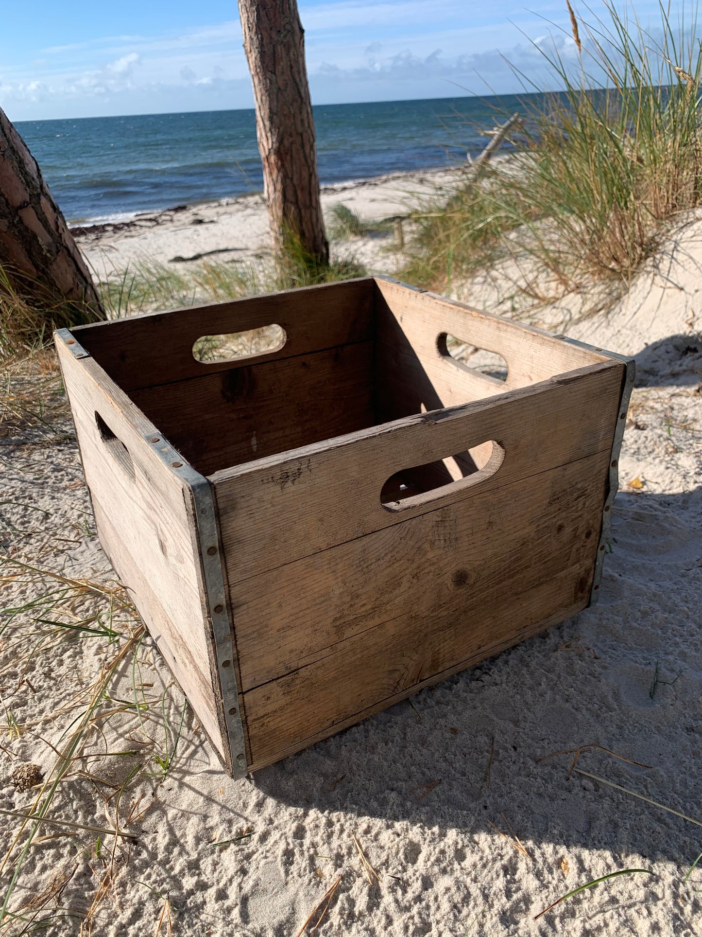 Holzkiste mit schönen Details aus Metall