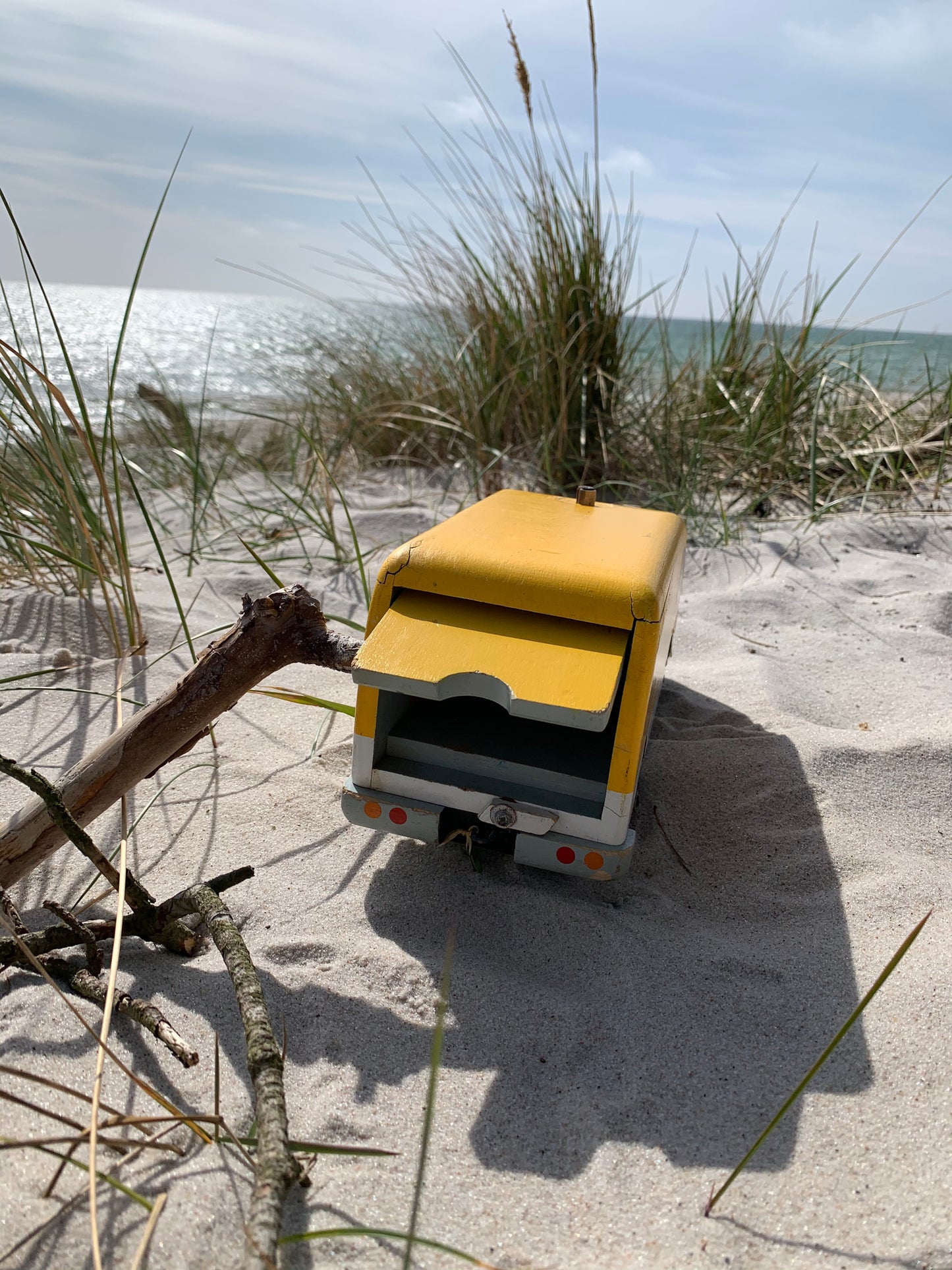 Gelbes Spielzeugauto aus Holz