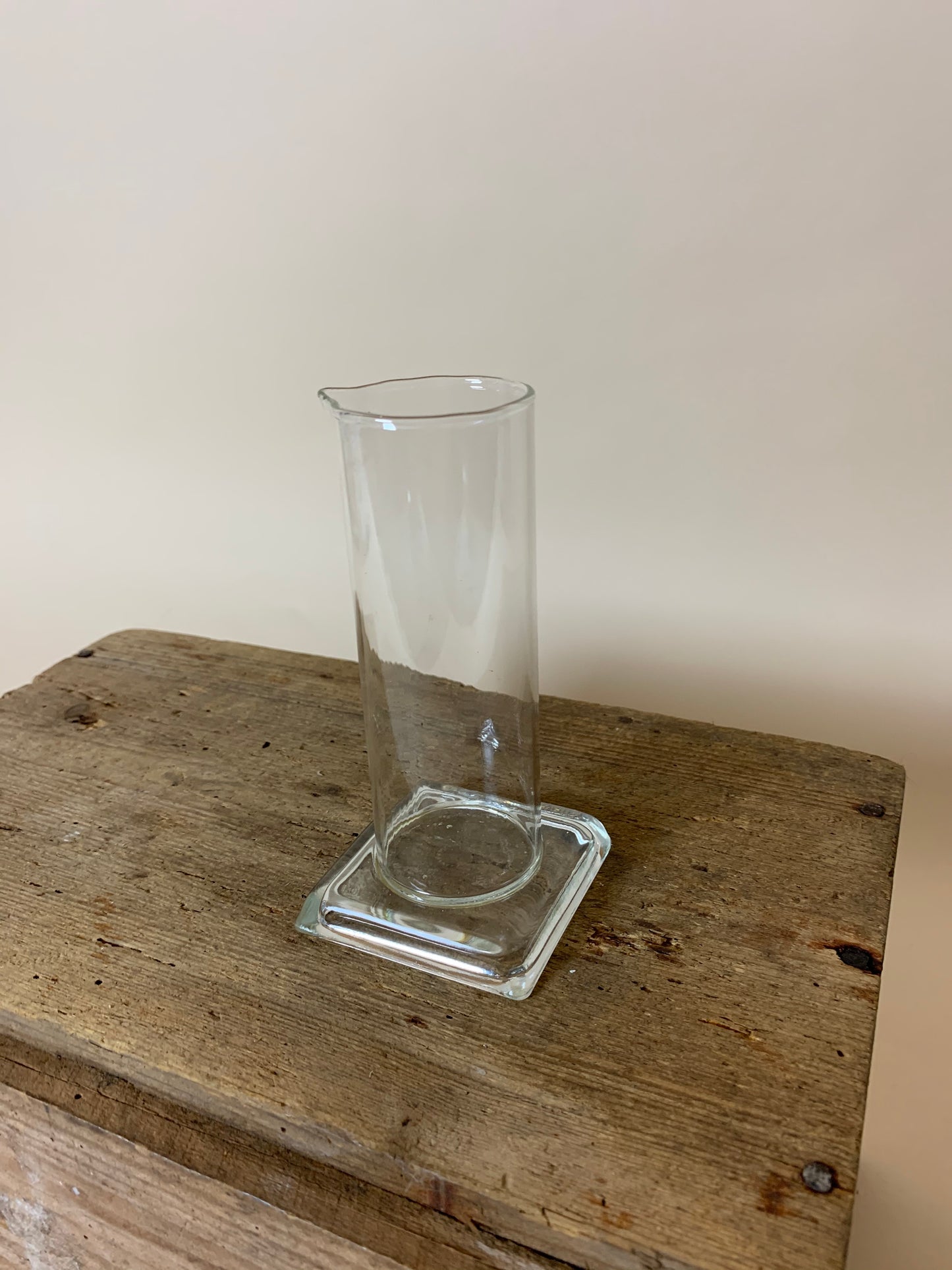 Laborglas mit quadratischem Fuß