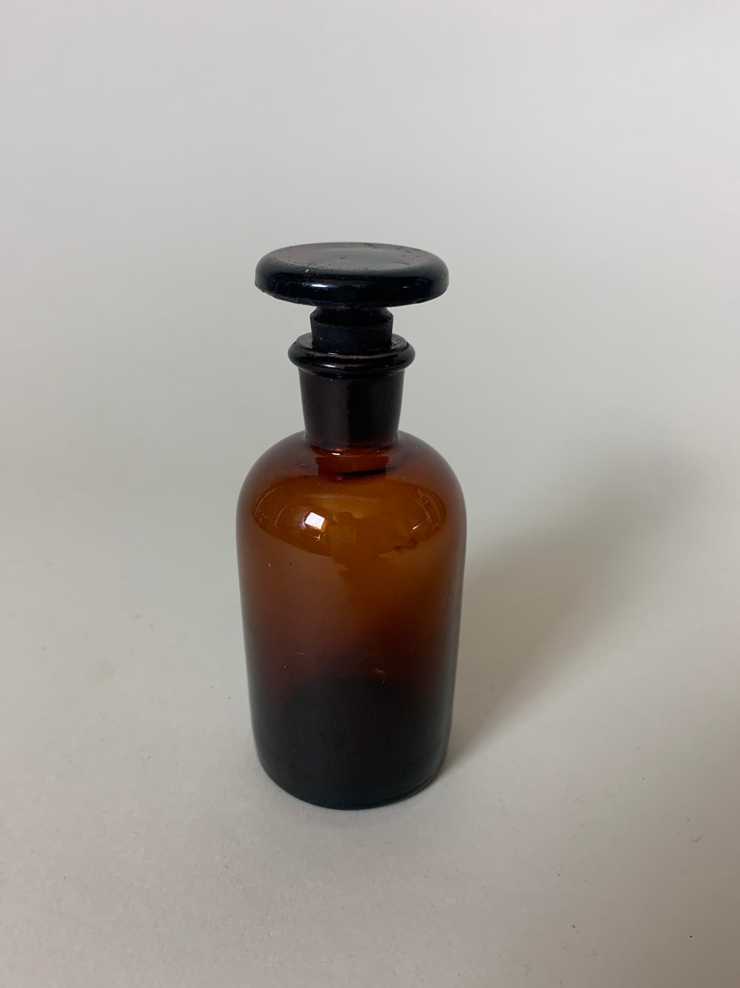 Kleine Apothekerflasche mit Glasdeckel