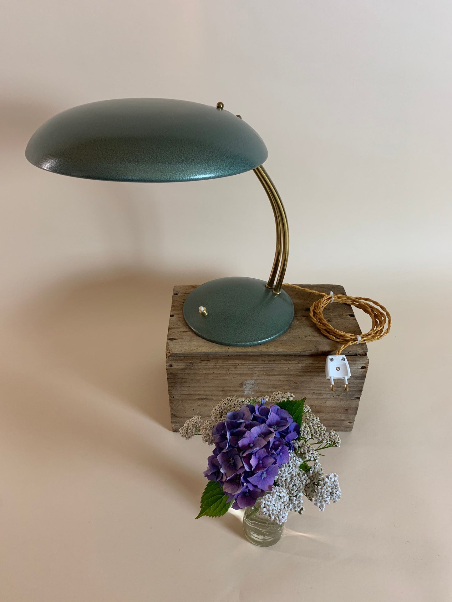 Vintage Lampe in grünem Hammerschlaglack und mit Messingarm
