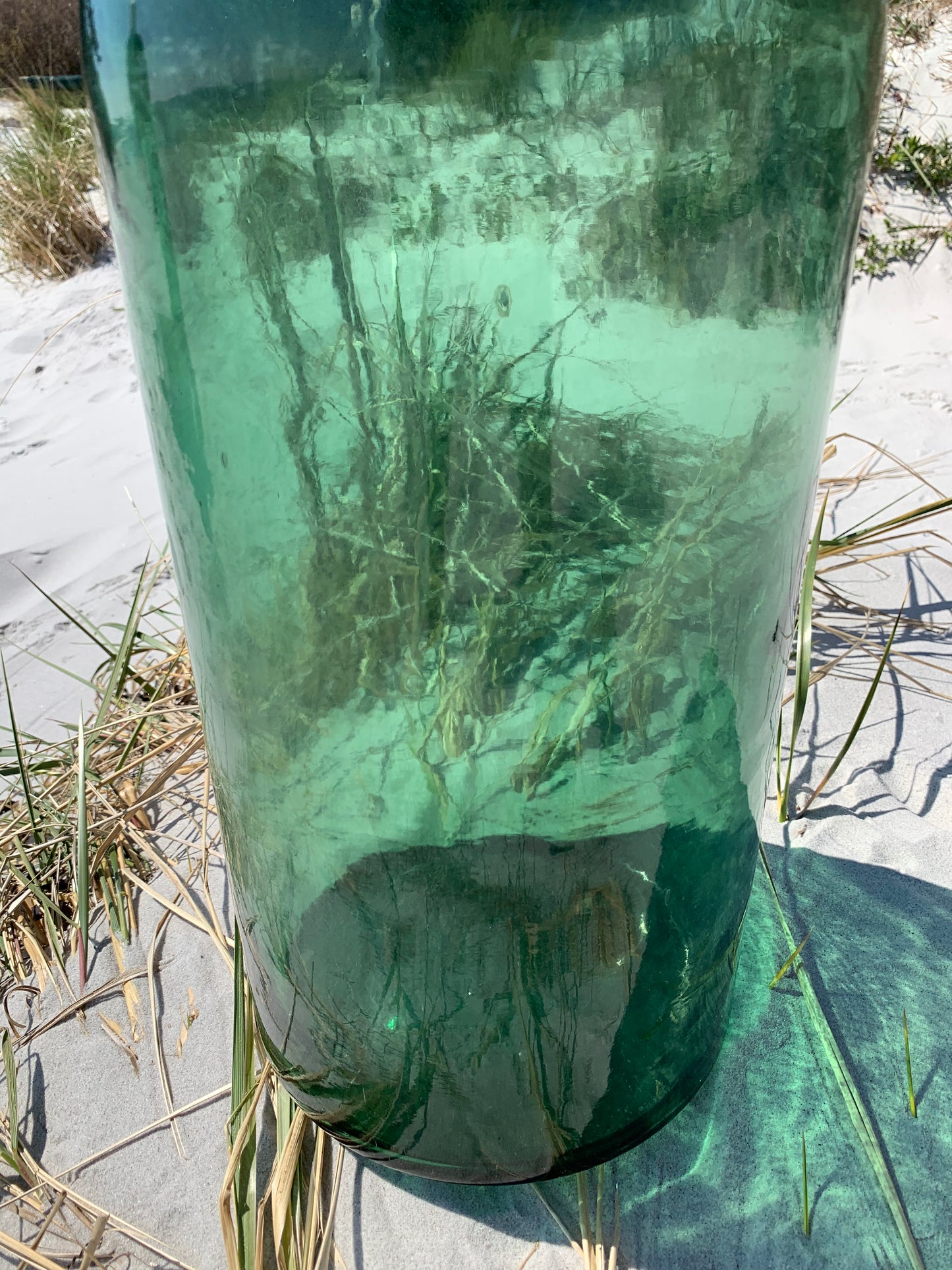 Große und dekorative grüne Flasche