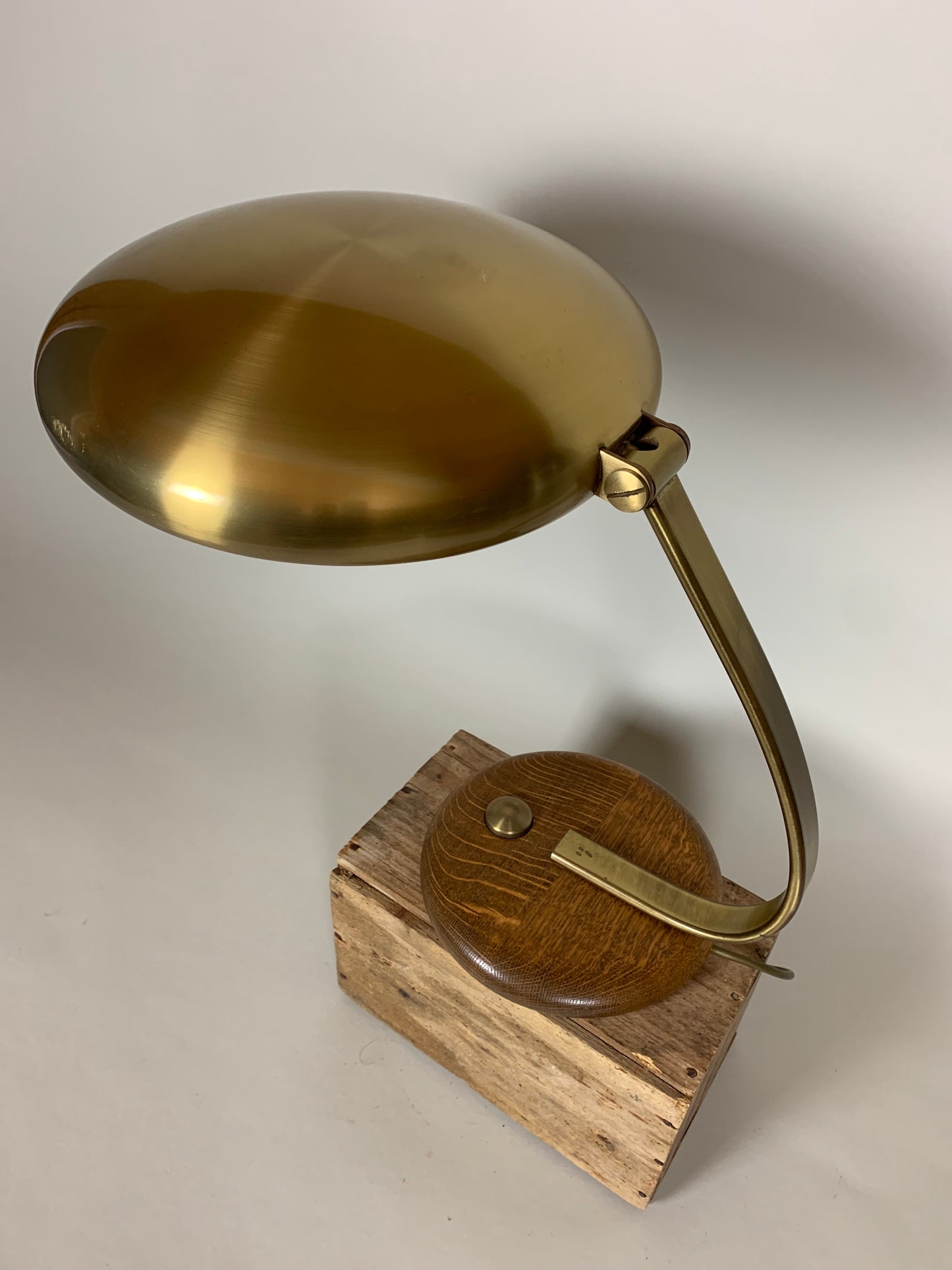 Vintage Lampe aus Messing mit Sockel aus Eiche