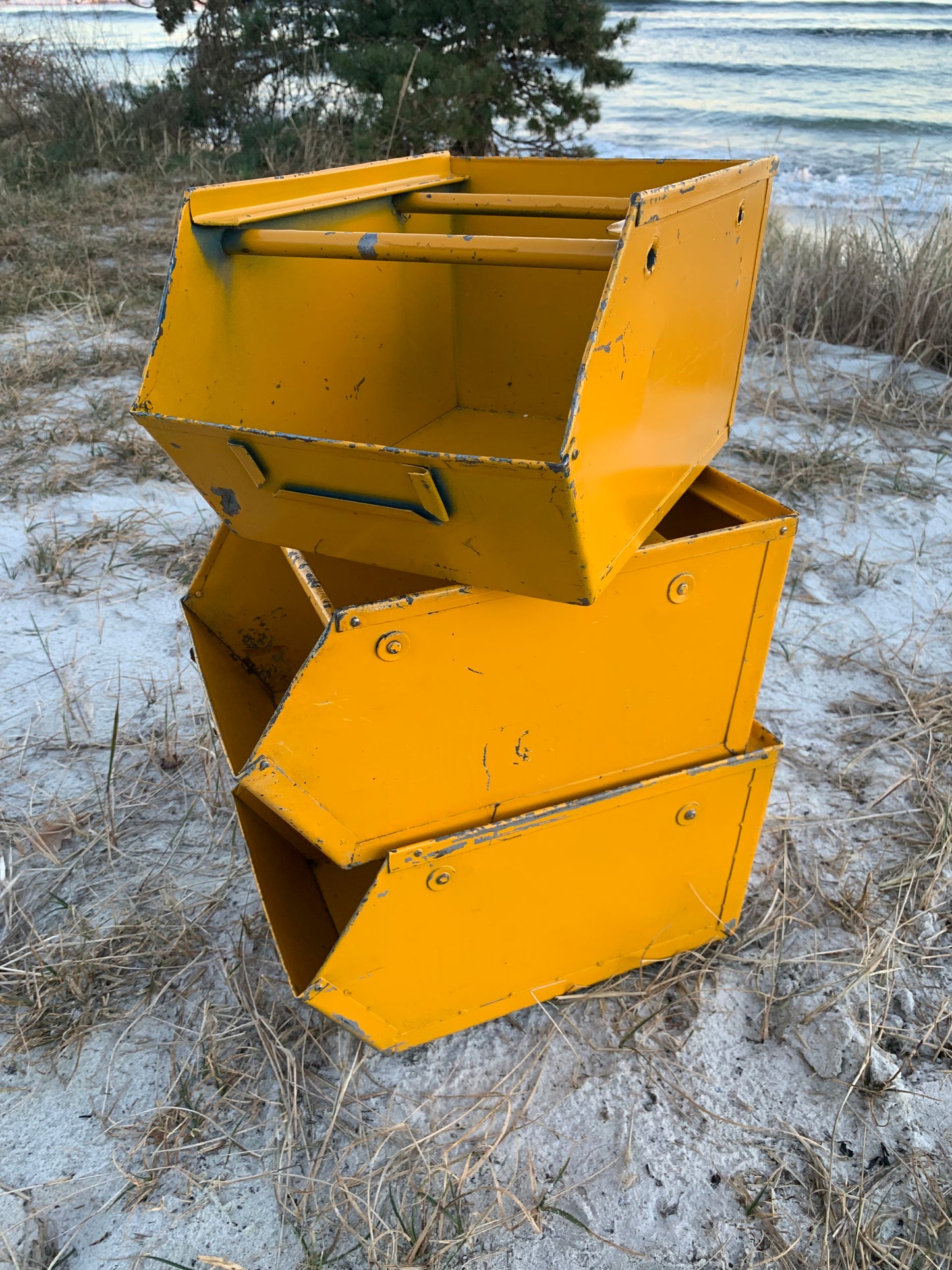 Gelbe stapelbare Metallbox