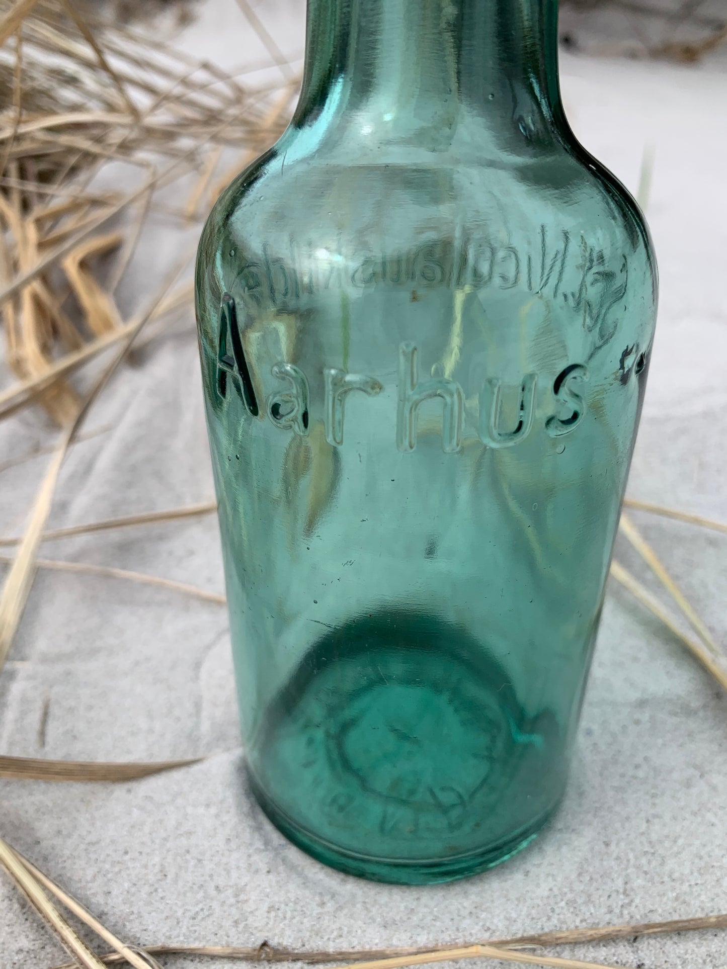 Schöne grüne Lackflasche von Sct. Nicolauskilde in Aarhus