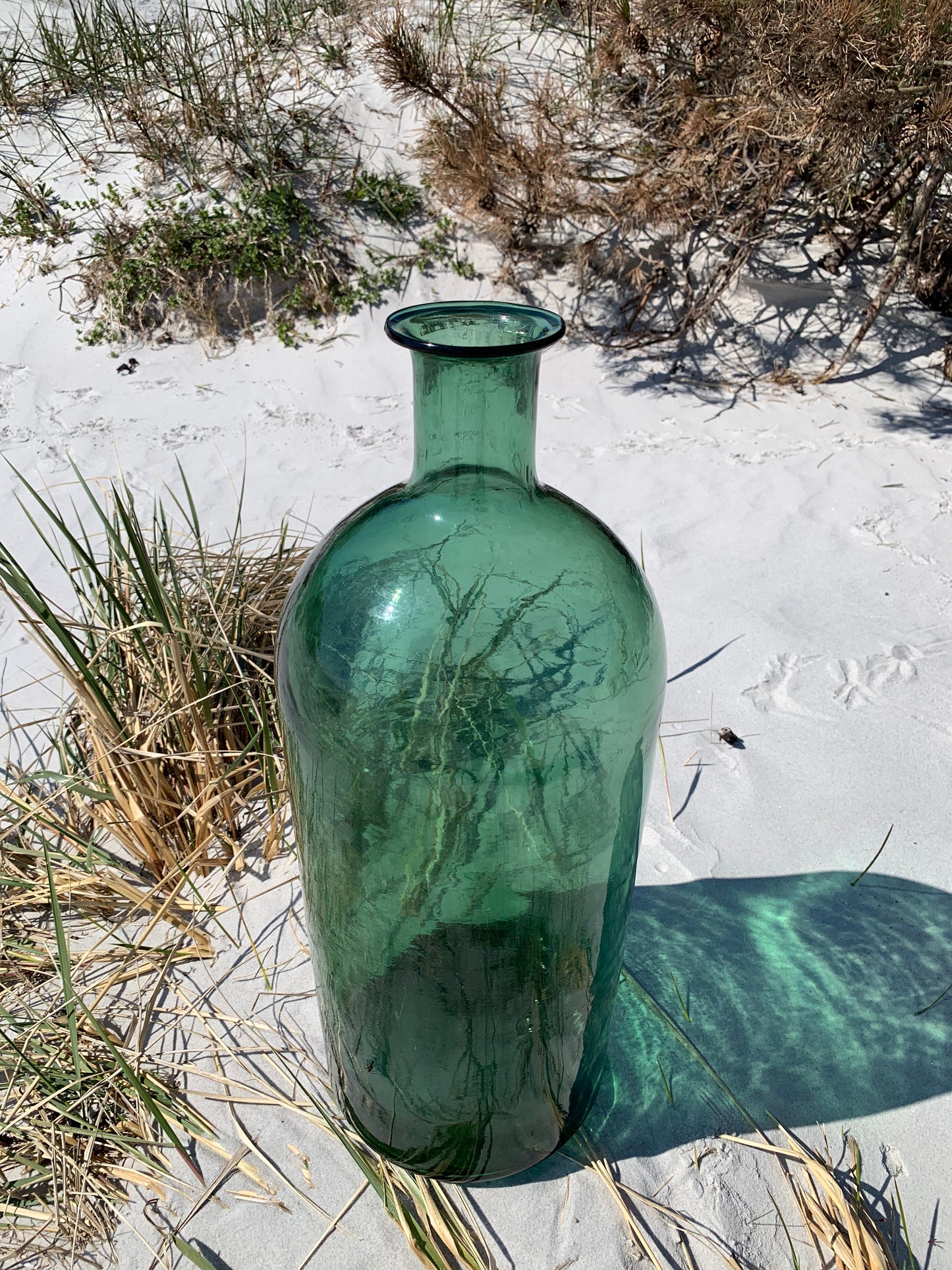 Große und dekorative grüne Flasche