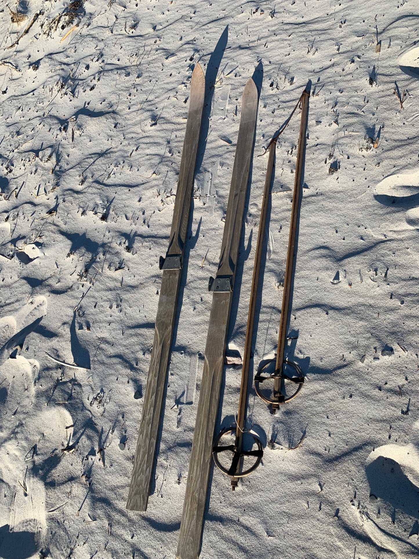 Alte und dekorative Skier mit Stangen