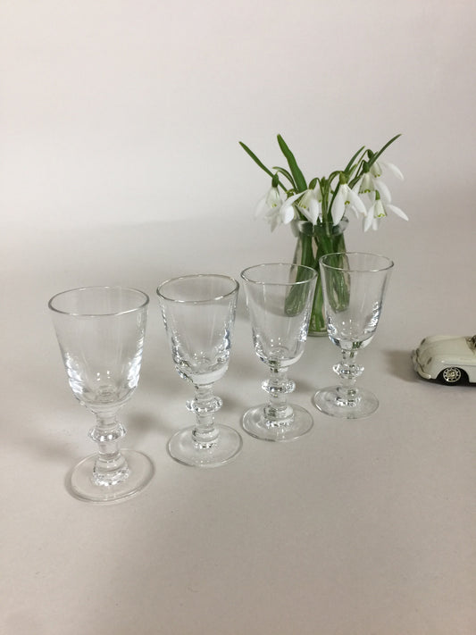 Kleine schöne Gläser (4 Stück zusammen verkauft)