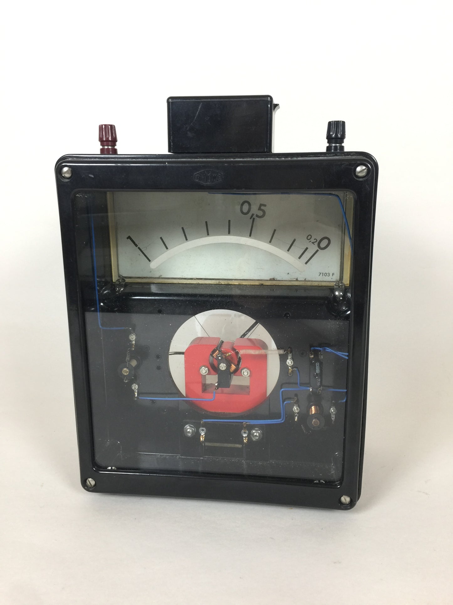 Rohes und dekoratives Voltmeter